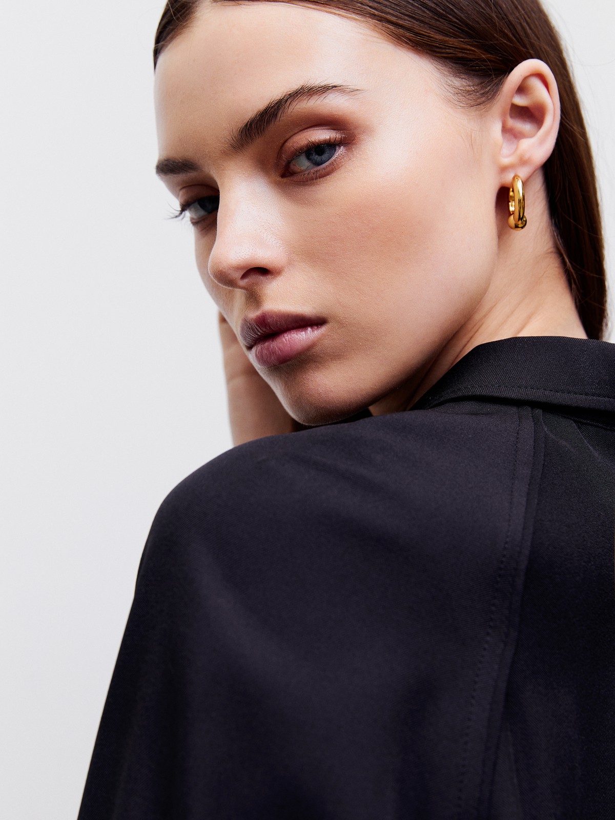 Рубашка с рукавом реглан, цвет: Черный Allweneed Рубашка с классическим воротником и горловиной-стойкой. Манжеты рубашки обрамлены кантом, рукав с легким дополнительным объемом. Сочетайте с джинсами или юбками из денима в расслабленных образах, а также в строгом офисном дресс-коде.
На модели размер XS