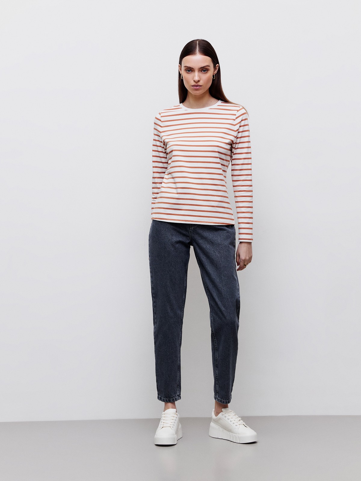 Лонгслив, цвет: ПОЛОСКА ГОРЧИЧНО-БЕЛАЯ Allweneed
Уютный лонгслив в палитре нейтральных оттенков станет отличным выбором для любого случая: офисного, повседневного или вечернего образа. Выполнен из вискозы в сочетании с нейлоном. Такой материал не мнется и обладает шелковистым блеском, не вытирается и не садится при стирке. Сочетайте с контрастными или вещами в тон для создания актуальных монохромных образов.
На модели размер XS