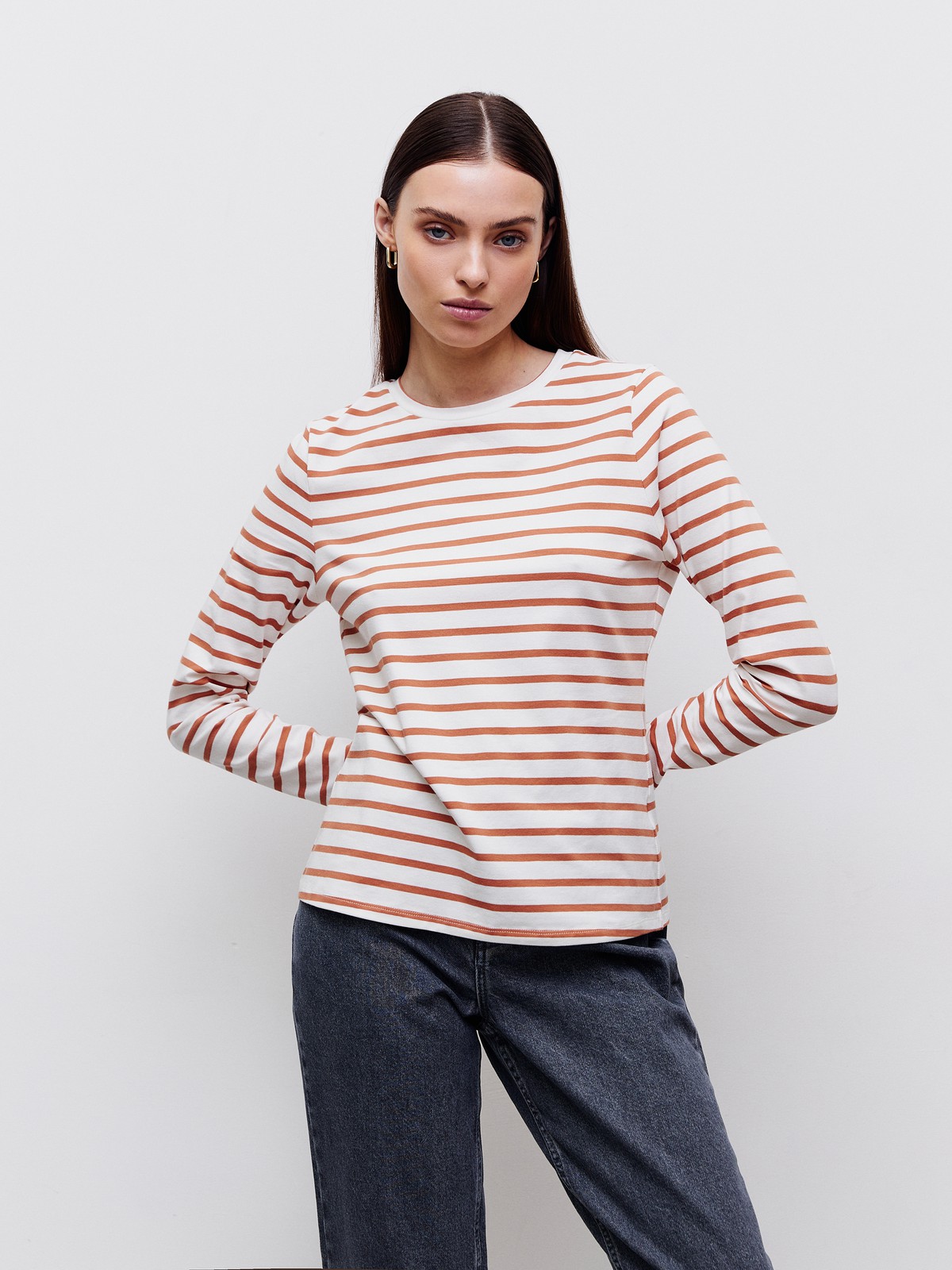 Лонгслив, цвет: ПОЛОСКА ГОРЧИЧНО-БЕЛАЯ Allweneed
Уютный лонгслив в палитре нейтральных оттенков станет отличным выбором для любого случая: офисного, повседневного или вечернего образа. Выполнен из вискозы в сочетании с нейлоном. Такой материал не мнется и обладает шелковистым блеском, не вытирается и не садится при стирке. Сочетайте с контрастными или вещами в тон для создания актуальных монохромных образов.
На модели размер XS