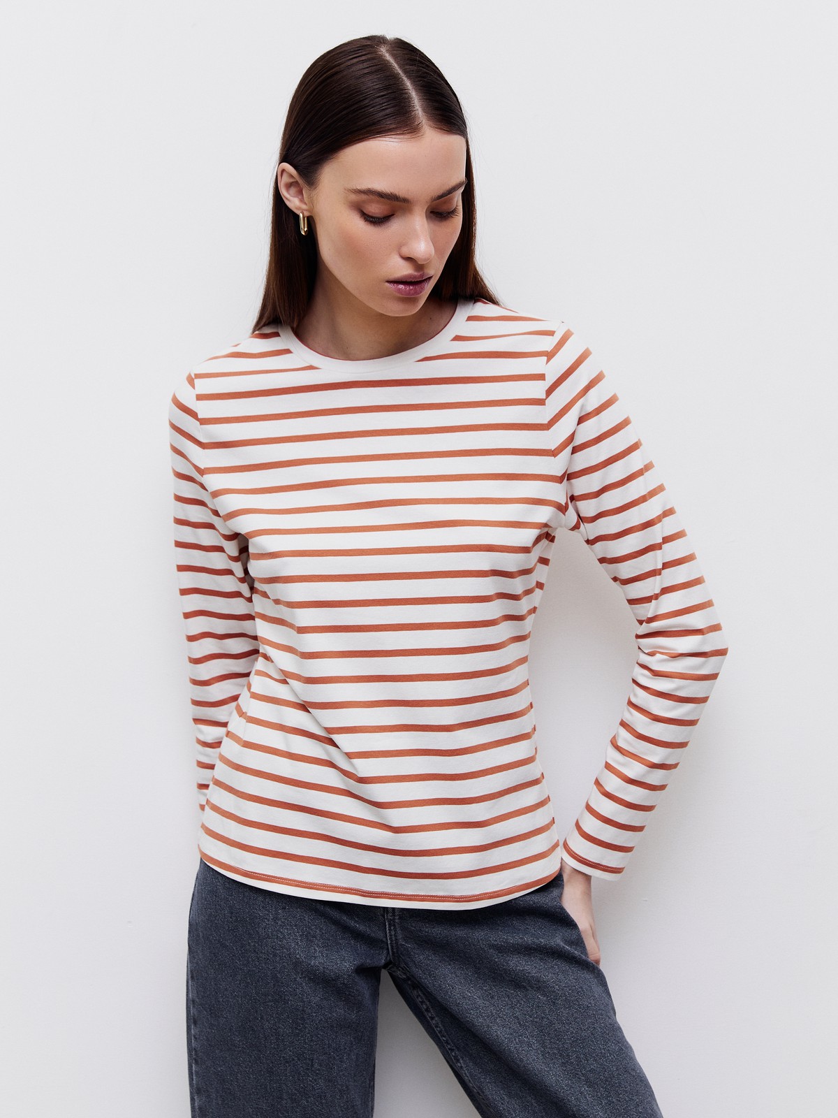 Лонгслив, цвет: ПОЛОСКА ГОРЧИЧНО-БЕЛАЯ Allweneed
Уютный лонгслив в палитре нейтральных оттенков станет отличным выбором для любого случая: офисного, повседневного или вечернего образа. Выполнен из вискозы в сочетании с нейлоном. Такой материал не мнется и обладает шелковистым блеском, не вытирается и не садится при стирке. Сочетайте с контрастными или вещами в тон для создания актуальных монохромных образов.
На модели размер XS