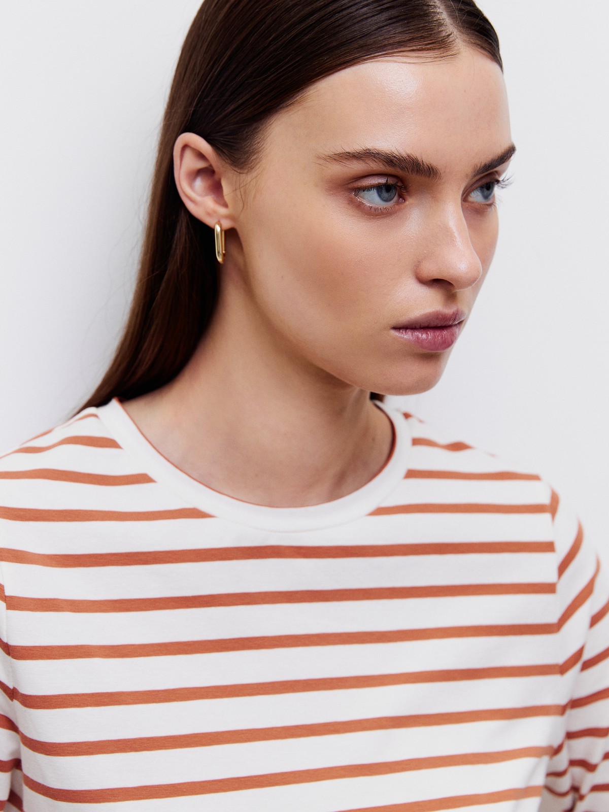 Лонгслив, цвет: ПОЛОСКА ГОРЧИЧНО-БЕЛАЯ Allweneed
Уютный лонгслив в палитре нейтральных оттенков станет отличным выбором для любого случая: офисного, повседневного или вечернего образа. Выполнен из вискозы в сочетании с нейлоном. Такой материал не мнется и обладает шелковистым блеском, не вытирается и не садится при стирке. Сочетайте с контрастными или вещами в тон для создания актуальных монохромных образов.
На модели размер XS