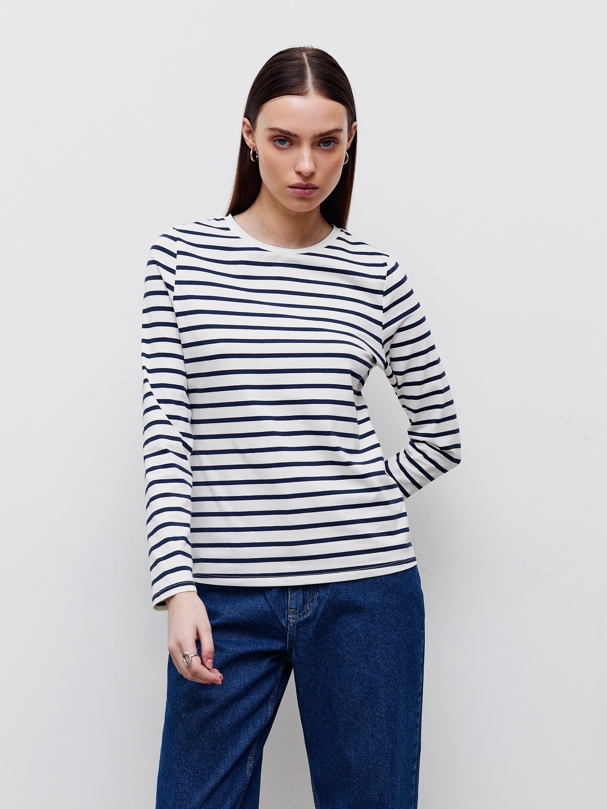 Лонгслив, цвет: ПОЛОСКА ТЕМНО-СИНЕ-БЕЛАЯ Allweneed
Уютный лонгслив в палитре нейтральных оттенков станет отличным выбором для любого случая: офисного, повседневного или вечернего образа. Выполнен из вискозы в сочетании с нейлоном. Такой материал не мнется и обладает шелковистым блеском, не вытирается и не садится при стирке. Сочетайте с контрастными или вещами в тон для создания актуальных монохромных образов.
На модели размер XS
