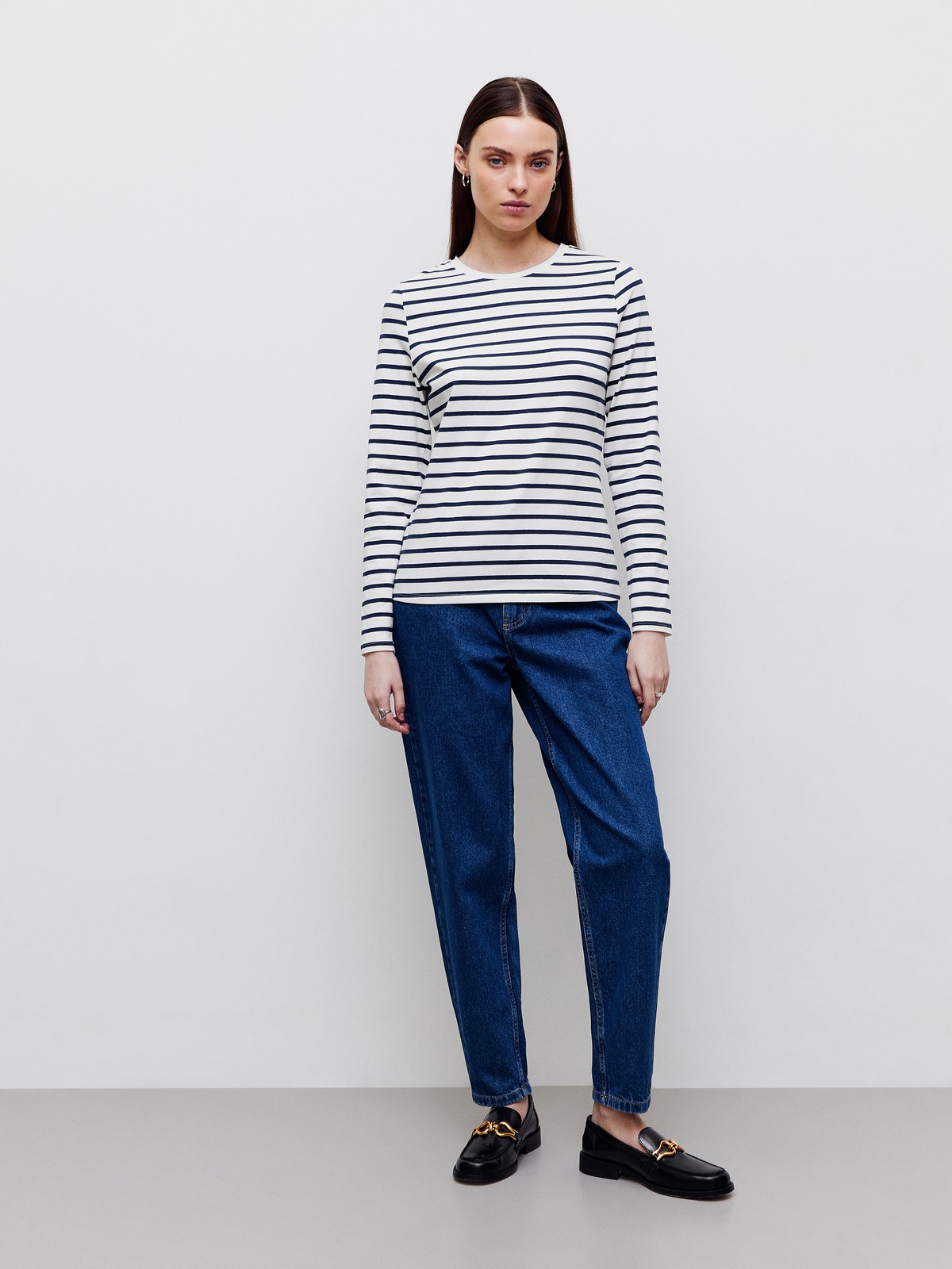 Лонгслив, цвет: ПОЛОСКА ТЕМНО-СИНЕ-БЕЛАЯ Allweneed
Уютный лонгслив в палитре нейтральных оттенков станет отличным выбором для любого случая: офисного, повседневного или вечернего образа. Выполнен из вискозы в сочетании с нейлоном. Такой материал не мнется и обладает шелковистым блеском, не вытирается и не садится при стирке. Сочетайте с контрастными или вещами в тон для создания актуальных монохромных образов.
На модели размер XS