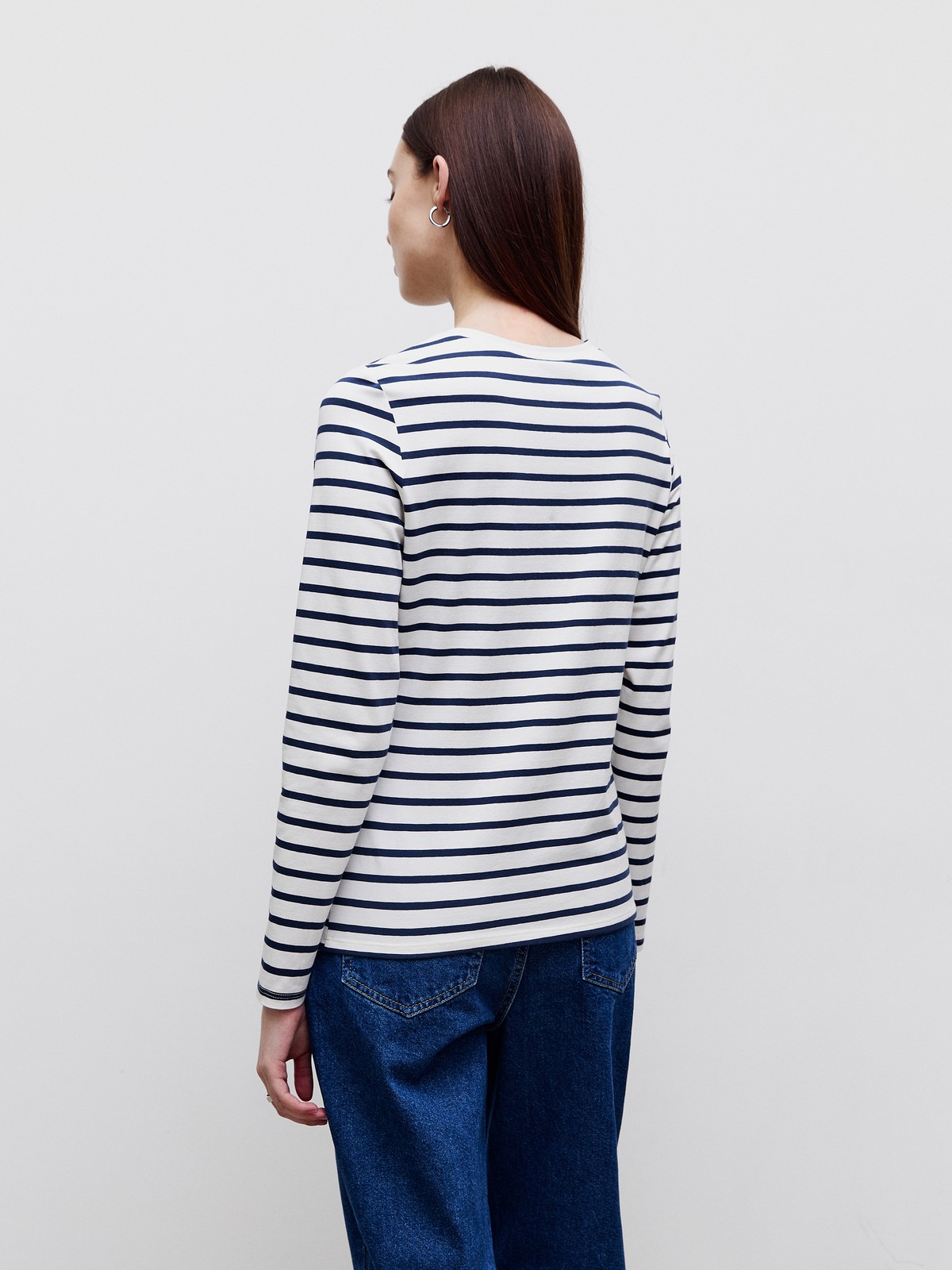 Лонгслив, цвет: ПОЛОСКА ТЕМНО-СИНЕ-БЕЛАЯ Allweneed
Уютный лонгслив в палитре нейтральных оттенков станет отличным выбором для любого случая: офисного, повседневного или вечернего образа. Выполнен из вискозы в сочетании с нейлоном. Такой материал не мнется и обладает шелковистым блеском, не вытирается и не садится при стирке. Сочетайте с контрастными или вещами в тон для создания актуальных монохромных образов.
На модели размер XS
