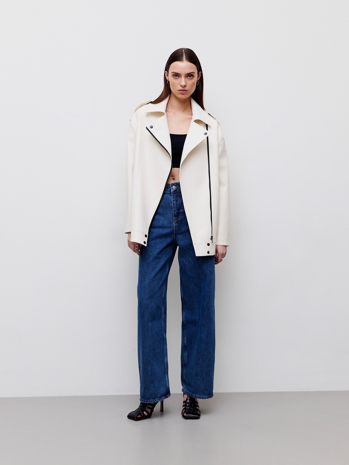 Куртка-косуха oversize из экокожи, цвет: молочный Allweneed
Удлиненная куртка-косуха актуальна во все времена. Модель oversize выполнена из плотной и качественной экокожи. Куртка с широким воротником и двумя удобными карманами. Мы добавили металлическую фурнитуру и погоны. Классическая косая застежка и застежка-молния на рукавах. Рабочие кнопки на поясе и две декоративные кнопки на лацканах. Мы любим ее носить с джинсами и рубашкой. Три базовых цвета: чёрный, кэмел и молочный с черной фурнитурой.
На модели размер XS/S