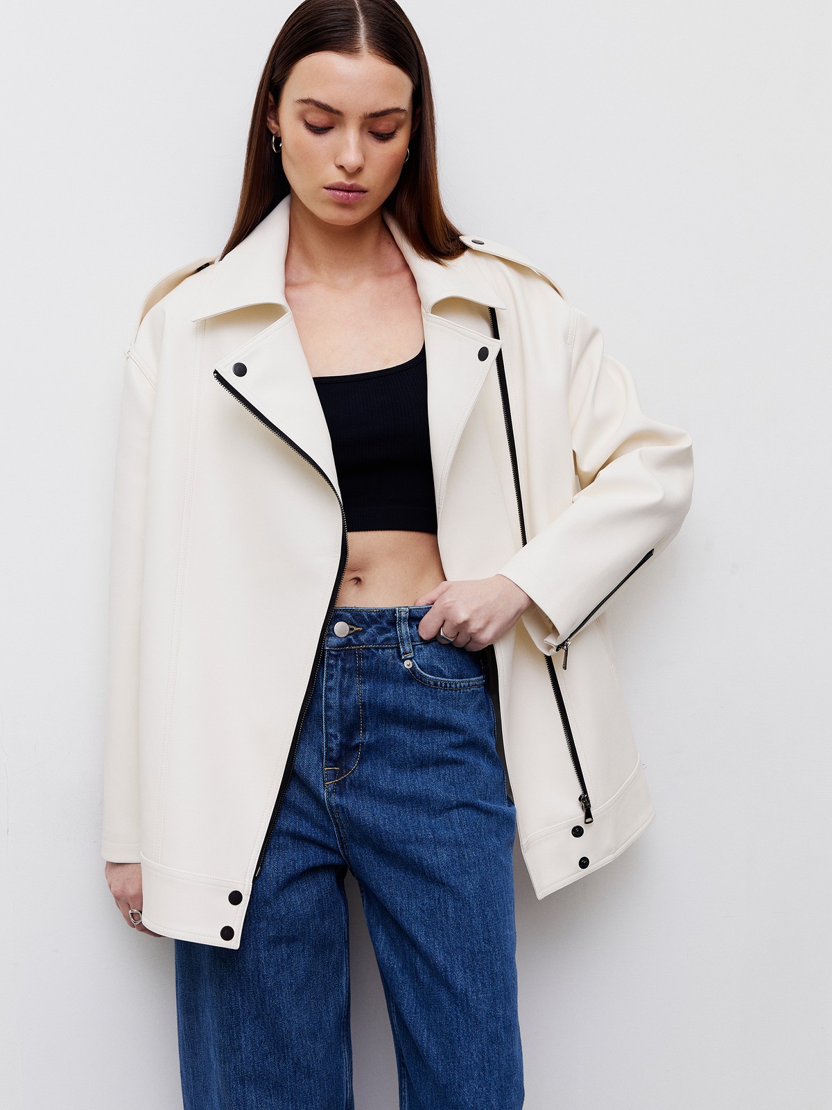 Куртка-косуха oversize из экокожи, цвет: молочный Allweneed
Удлиненная куртка-косуха актуальна во все времена. Модель oversize выполнена из плотной и качественной экокожи. Куртка с широким воротником и двумя удобными карманами. Мы добавили металлическую фурнитуру и погоны. Классическая косая застежка и застежка-молния на рукавах. Рабочие кнопки на поясе и две декоративные кнопки на лацканах. Мы любим ее носить с джинсами и рубашкой. Три базовых цвета: чёрный, кэмел и молочный с черной фурнитурой.
На модели размер XS/S