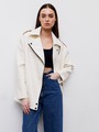 Куртка-косуха oversize из экокожи, цвет: молочный Allweneed
Удлиненная куртка-косуха актуальна во все времена. Модель oversize выполнена из плотной и качественной экокожи. Куртка с широким воротником и двумя удобными карманами. Мы добавили металлическую фурнитуру и погоны. Классическая косая застежка и застежка-молния на рукавах. Рабочие кнопки на поясе и две декоративные кнопки на лацканах. Мы любим ее носить с джинсами и рубашкой. Три базовых цвета: чёрный, кэмел и молочный с черной фурнитурой.
На модели размер XS/S