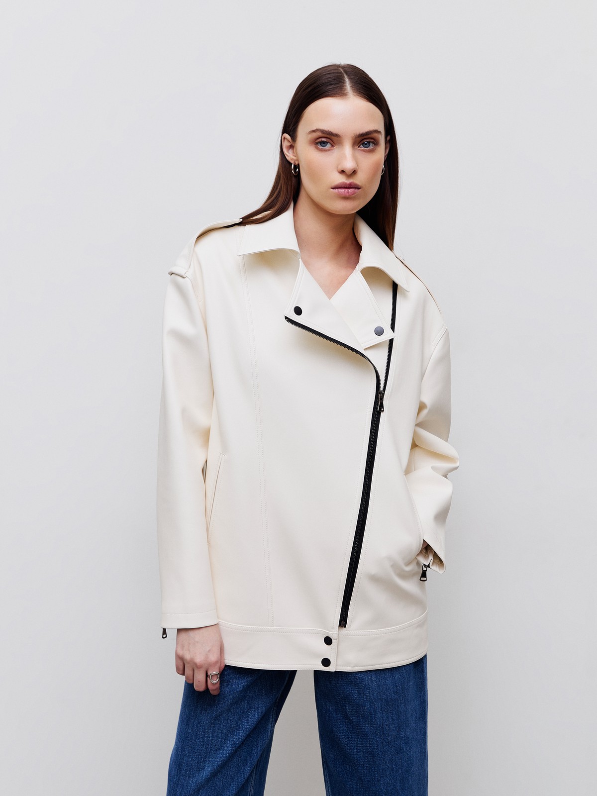 Куртка-косуха oversize из экокожи, цвет: молочный Allweneed
Удлиненная куртка-косуха актуальна во все времена. Модель oversize выполнена из плотной и качественной экокожи. Куртка с широким воротником и двумя удобными карманами. Мы добавили металлическую фурнитуру и погоны. Классическая косая застежка и застежка-молния на рукавах. Рабочие кнопки на поясе и две декоративные кнопки на лацканах. Мы любим ее носить с джинсами и рубашкой. Три базовых цвета: чёрный, кэмел и молочный с черной фурнитурой.
На модели размер XS/S
