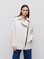 Куртка-косуха oversize из экокожи, цвет: молочный Allweneed
Удлиненная куртка-косуха актуальна во все времена. Модель oversize выполнена из плотной и качественной экокожи. Куртка с широким воротником и двумя удобными карманами. Мы добавили металлическую фурнитуру и погоны. Классическая косая застежка и застежка-молния на рукавах. Рабочие кнопки на поясе и две декоративные кнопки на лацканах. Мы любим ее носить с джинсами и рубашкой. Три базовых цвета: чёрный, кэмел и молочный с черной фурнитурой.
На модели размер XS/S