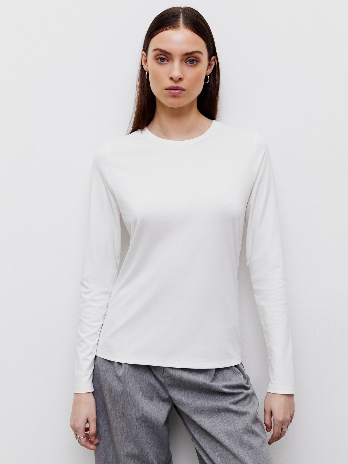 


Уютный лонгслив в палитре нейтральных оттенков станет отличным выбором для любого случая: офисного, повседневного или вечернего образа. Выполнен из вискозы в сочетании с нейлоном. Такой материал не мнется и обладает шелковистым блеском, не вытирается и не садится при стирке. Сочетайте с контрастными или вещами в тон для создания актуальных монохромных образов.

На модели размер XS