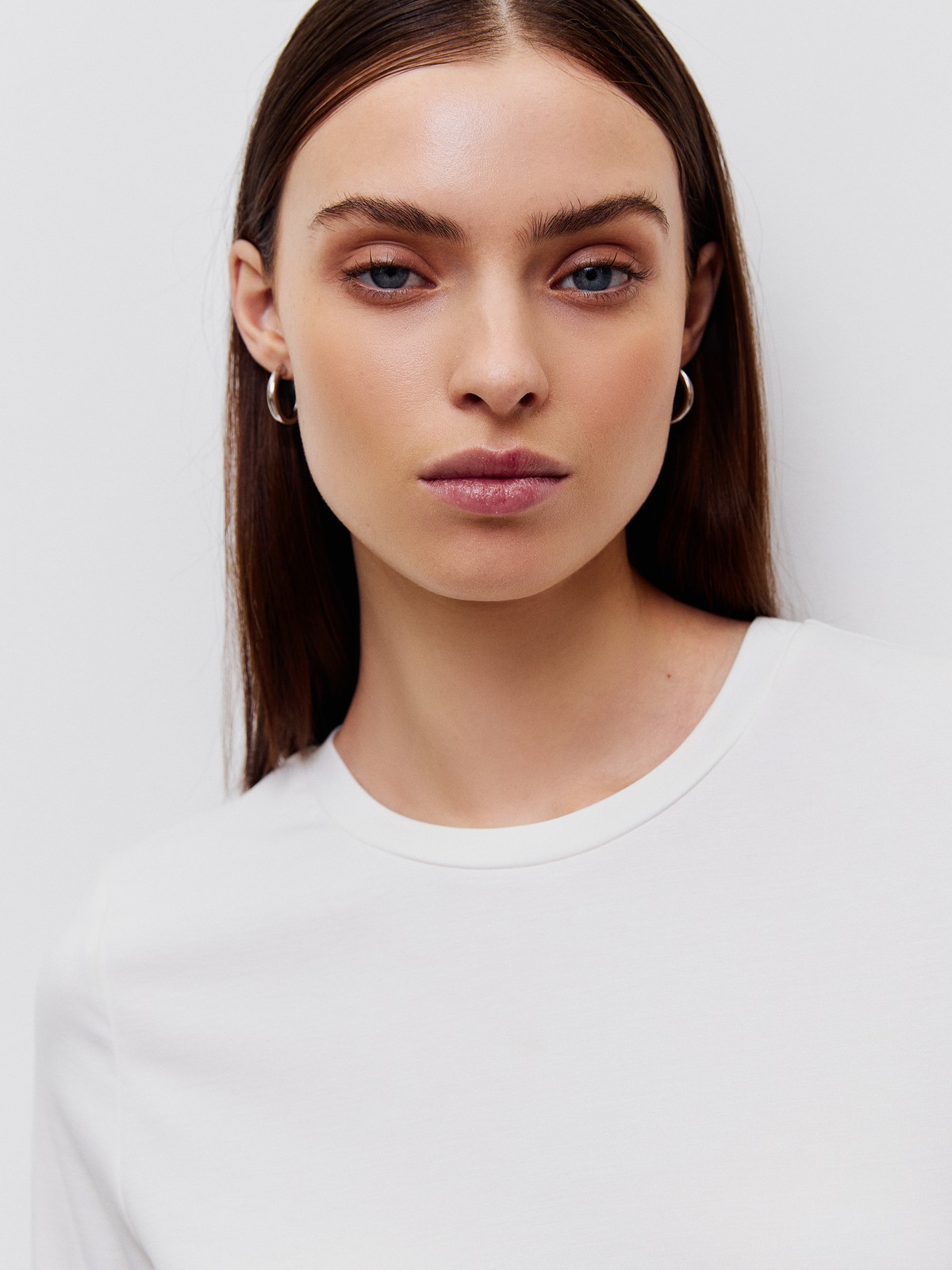 


Уютный лонгслив в палитре нейтральных оттенков станет отличным выбором для любого случая: офисного, повседневного или вечернего образа. Выполнен из вискозы в сочетании с нейлоном. Такой материал не мнется и обладает шелковистым блеском, не вытирается и не садится при стирке. Сочетайте с контрастными или вещами в тон для создания актуальных монохромных образов.

На модели размер XS