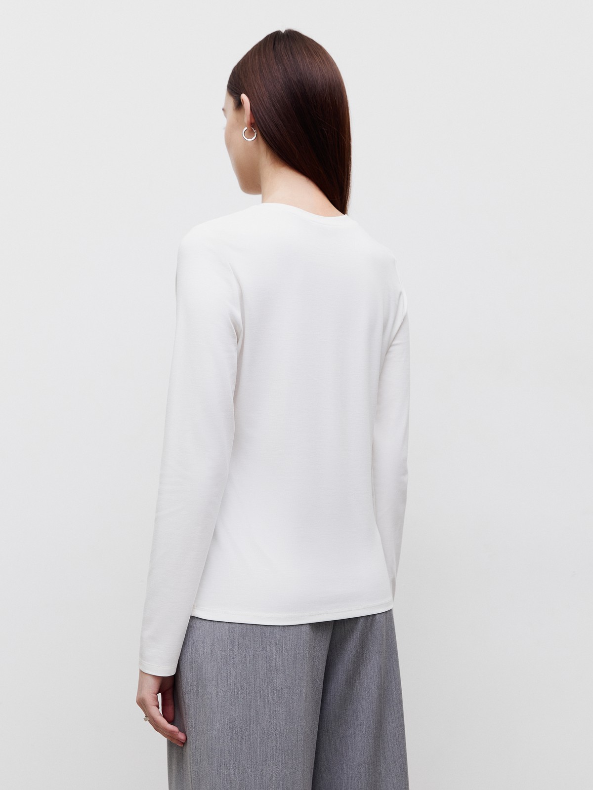 


Уютный лонгслив в палитре нейтральных оттенков станет отличным выбором для любого случая: офисного, повседневного или вечернего образа. Выполнен из вискозы в сочетании с нейлоном. Такой материал не мнется и обладает шелковистым блеском, не вытирается и не садится при стирке. Сочетайте с контрастными или вещами в тон для создания актуальных монохромных образов.

На модели размер XS