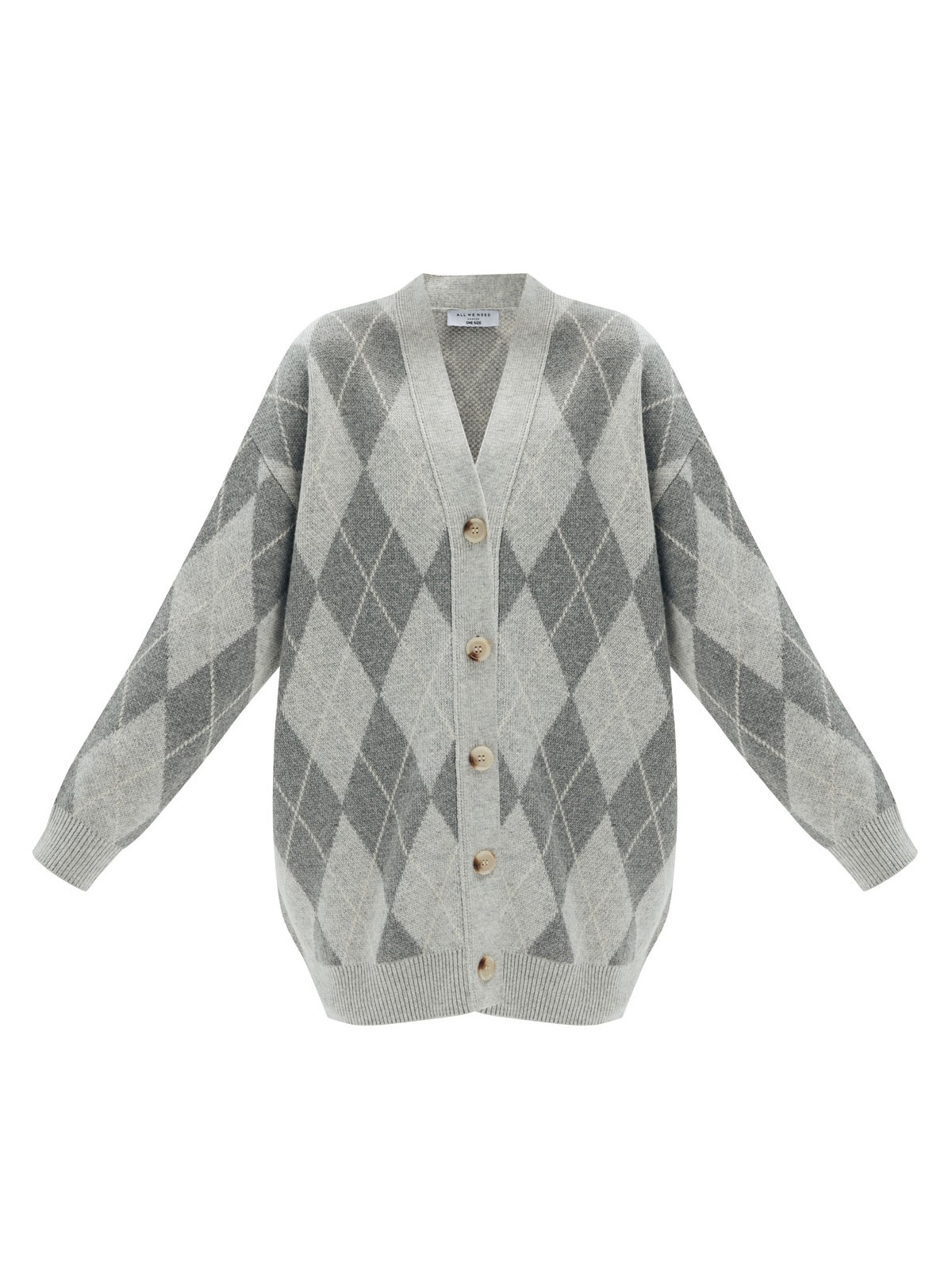 Кардиган удлинённый с принтом, цвет: СЕРЫЕ РОМБЫ Allweneed
Свободный кардиган на пуговицах. Кто сказал, что уютные трикотажные вещи мы любим носить только осенью и зимой? Это удлиненная модель из легкой пряжи, в которой комфортно в любую погоду. Мы уже представляем, как сидим на веранде прохладным вечером и кутаемся в кардиган. Миксуйте его с джинсами, легкими платьями и элементами костюма. Принт в ромбик представлен в двух разных исполнениях: в светло-бежевом и светло-сером.