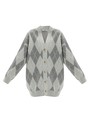 Кардиган удлинённый с принтом, цвет: СЕРЫЕ РОМБЫ Allweneed
Свободный кардиган на пуговицах. Кто сказал, что уютные трикотажные вещи мы любим носить только осенью и зимой? Это удлиненная модель из легкой пряжи, в которой комфортно в любую погоду. Мы уже представляем, как сидим на веранде прохладным вечером и кутаемся в кардиган. Миксуйте его с джинсами, легкими платьями и элементами костюма. Принт в ромбик представлен в двух разных исполнениях: в светло-бежевом и светло-сером.