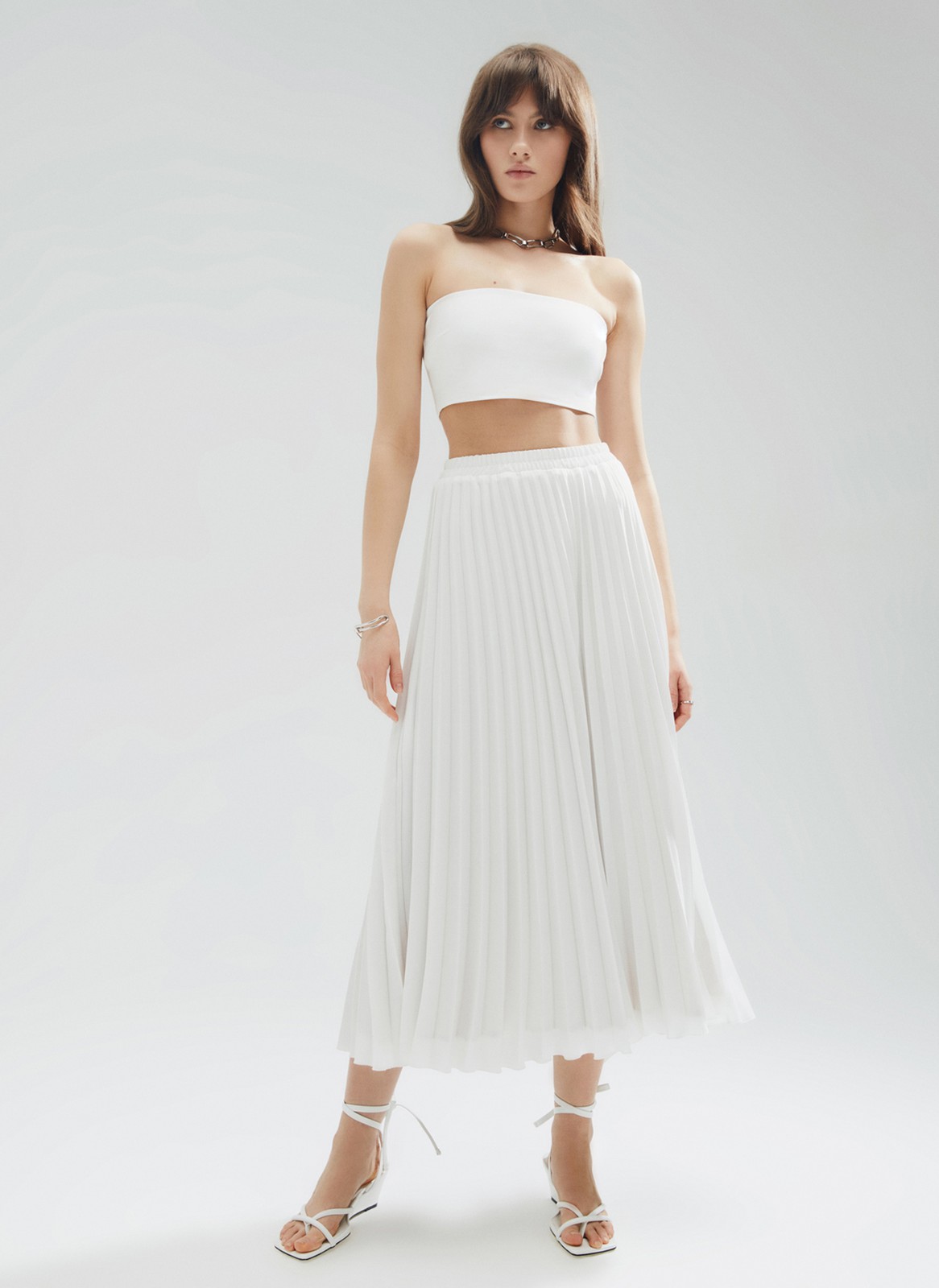 Бандо из кроёного трикотажа, цвет: молочный Allweneed
Топ-бандо из мягкого трикотажа. Носите с брюками и юбками на высокой посадке. Это простой способ сделать любой образ чуть более игривым. Два цвета на выбор: белый и черный.
На модели размер XS