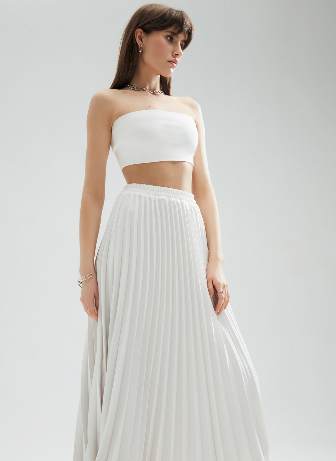 Юбка-миди гофре из лёгкой ткани, цвет: белый Allweneed
Юбка-гофре из легкой и эластичной ткани. Резинка для удобной посадки на любую фигуру. Модель с подкладочной тканью. Длина позволяет носить модель ранней весной под пальто. Мы любим сочетать ее с бандо и жакетом, чтобы добавить нотку смелости. Может стать более романтичной альтернативой классической костюмной юбке.
На модели размер XS