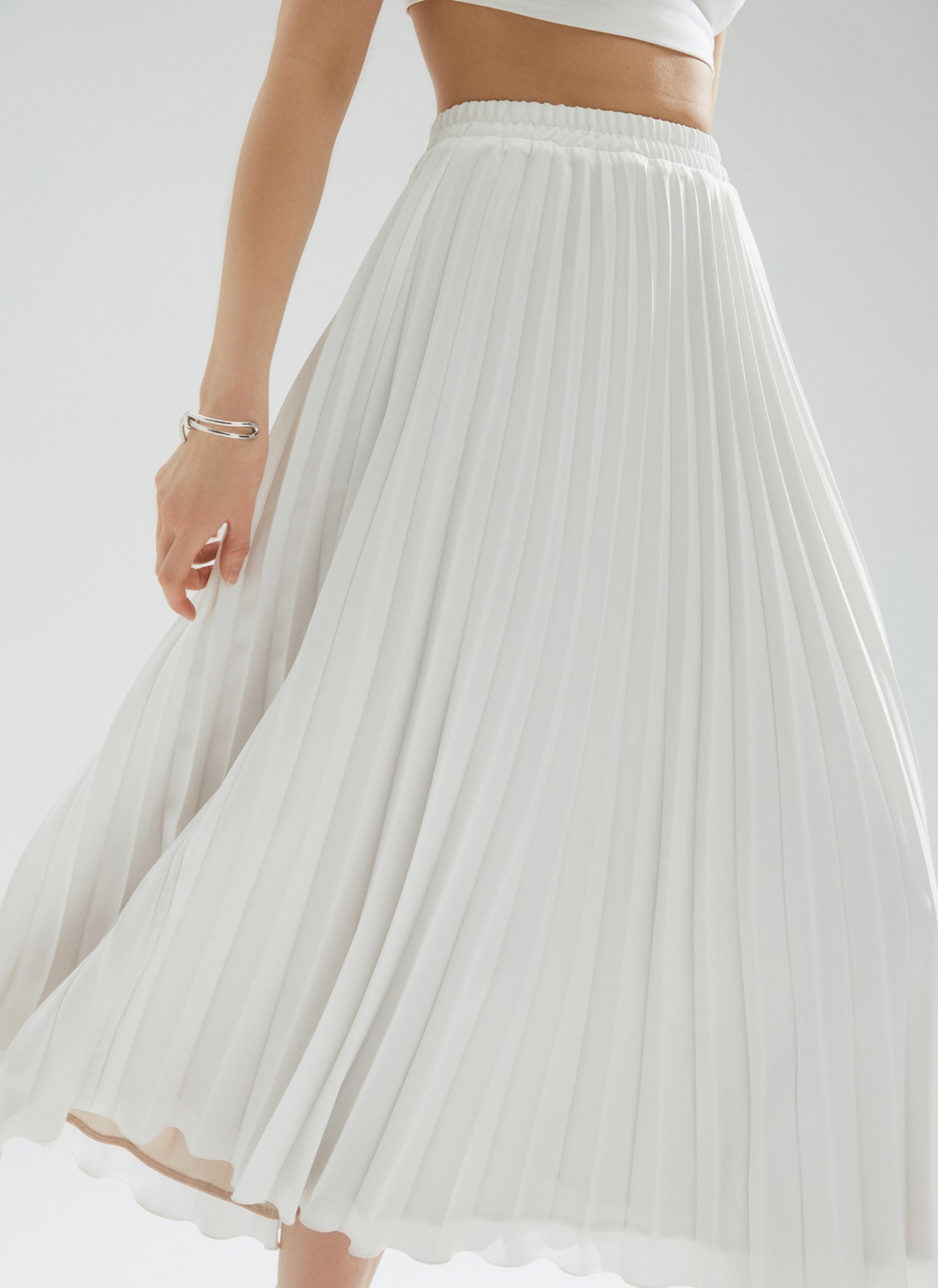 Юбка-миди гофре из лёгкой ткани, цвет: белый Allweneed
Юбка-гофре из легкой и эластичной ткани. Резинка для удобной посадки на любую фигуру. Модель с подкладочной тканью. Длина позволяет носить модель ранней весной под пальто. Мы любим сочетать ее с бандо и жакетом, чтобы добавить нотку смелости. Может стать более романтичной альтернативой классической костюмной юбке.
На модели размер XS