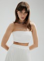 Бандо из кроёного трикотажа, цвет: молочный Allweneed
Топ-бандо из мягкого трикотажа. Носите с брюками и юбками на высокой посадке. Это простой способ сделать любой образ чуть более игривым. Два цвета на выбор: белый и черный.
На модели размер XS