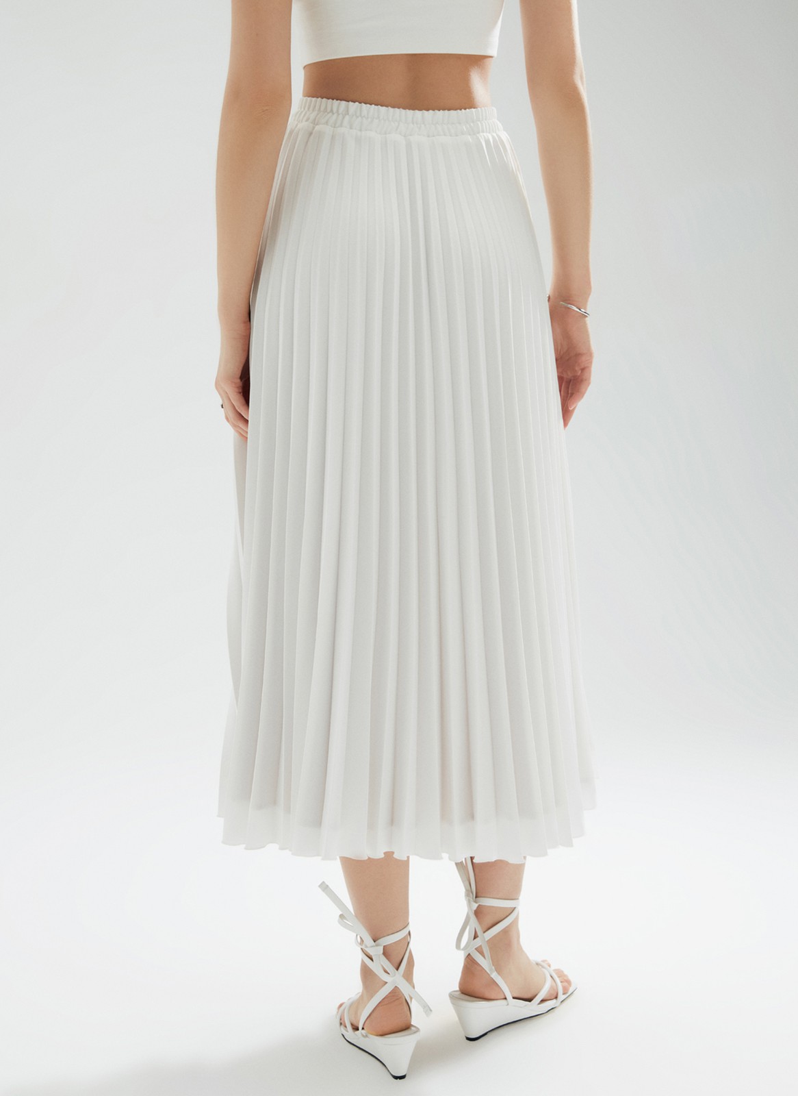 Юбка-миди гофре из лёгкой ткани, цвет: белый Allweneed
Юбка-гофре из легкой и эластичной ткани. Резинка для удобной посадки на любую фигуру. Модель с подкладочной тканью. Длина позволяет носить модель ранней весной под пальто. Мы любим сочетать ее с бандо и жакетом, чтобы добавить нотку смелости. Может стать более романтичной альтернативой классической костюмной юбке.
На модели размер XS