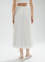 Юбка-миди гофре из лёгкой ткани, цвет: белый Allweneed
Юбка-гофре из легкой и эластичной ткани. Резинка для удобной посадки на любую фигуру. Модель с подкладочной тканью. Длина позволяет носить модель ранней весной под пальто. Мы любим сочетать ее с бандо и жакетом, чтобы добавить нотку смелости. Может стать более романтичной альтернативой классической костюмной юбке.
На модели размер XS