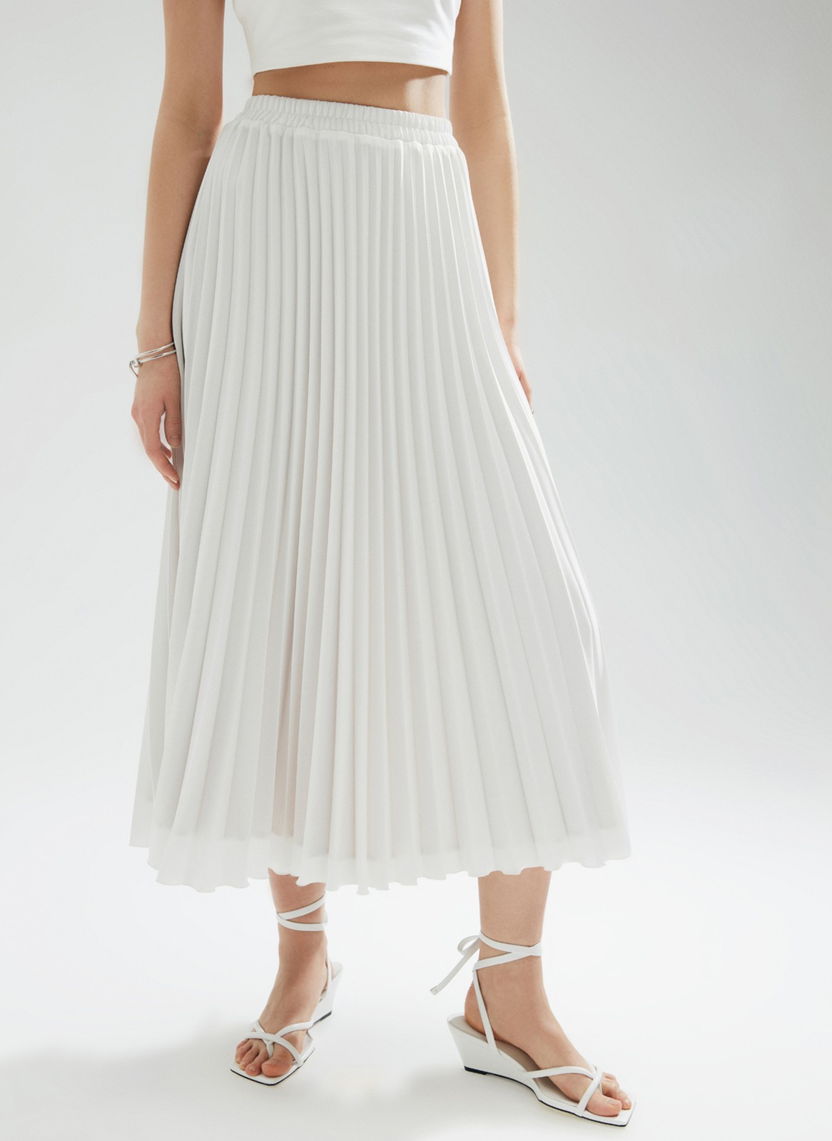 Юбка-миди гофре из лёгкой ткани, цвет: белый Allweneed
Юбка-гофре из легкой и эластичной ткани. Резинка для удобной посадки на любую фигуру. Модель с подкладочной тканью. Длина позволяет носить модель ранней весной под пальто. Мы любим сочетать ее с бандо и жакетом, чтобы добавить нотку смелости. Может стать более романтичной альтернативой классической костюмной юбке.
На модели размер XS