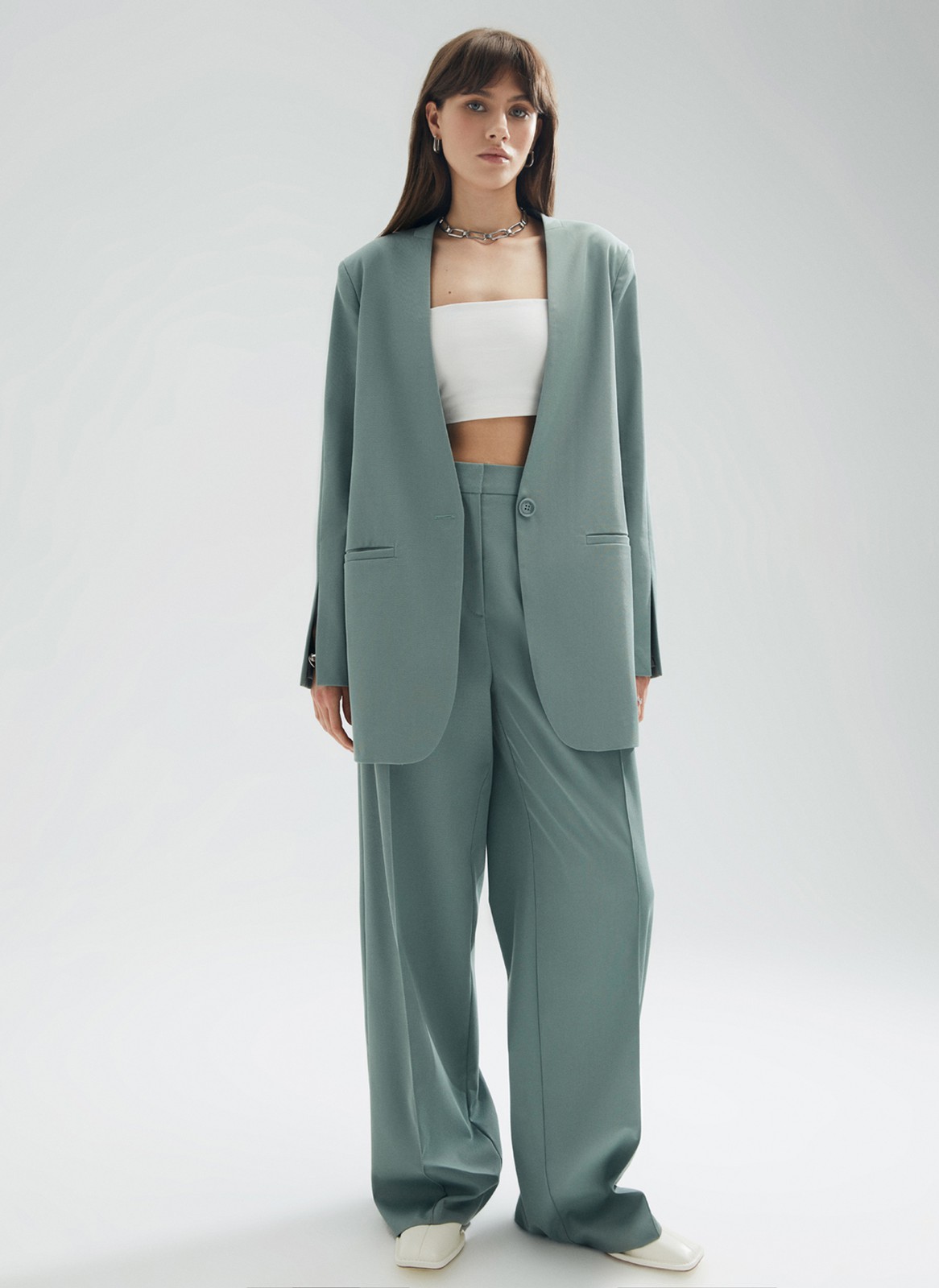 Однобортный жакет oversize, цвет: мятный Allweneed
Однобортный жакет без воротника и лацканов. Трендовая модель oversize. Застежка на одну пуговицу и два кармана. Мы решили избавиться от бокового шва и сделали жакет еще более свободным. Яркий элемент изделия шов на передней части рукава, который переходит в изящный разрез. Нам нравится, как жакет смотрится с топом-бандо и юбкой-гофре. Модель в двух оттенках: черном и мятном.
На модели размер XS/S