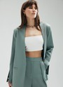 Однобортный жакет oversize, цвет: мятный Allweneed
Однобортный жакет без воротника и лацканов. Трендовая модель oversize. Застежка на одну пуговицу и два кармана. Мы решили избавиться от бокового шва и сделали жакет еще более свободным. Яркий элемент изделия шов на передней части рукава, который переходит в изящный разрез. Нам нравится, как жакет смотрится с топом-бандо и юбкой-гофре. Модель в двух оттенках: черном и мятном.
На модели размер XS/S