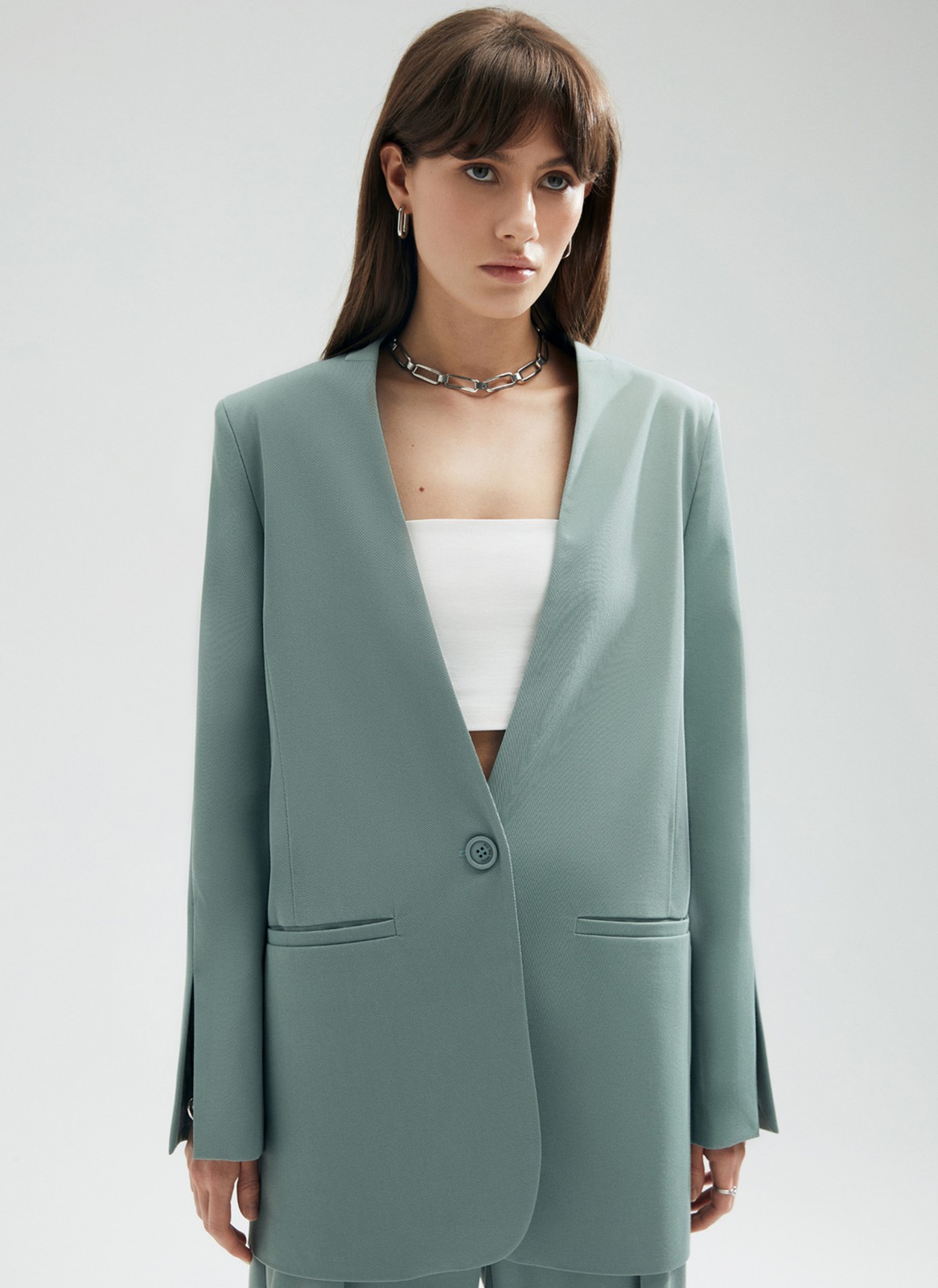 Однобортный жакет oversize, цвет: мятный Allweneed
Однобортный жакет без воротника и лацканов. Трендовая модель oversize. Застежка на одну пуговицу и два кармана. Мы решили избавиться от бокового шва и сделали жакет еще более свободным. Яркий элемент изделия шов на передней части рукава, который переходит в изящный разрез. Нам нравится, как жакет смотрится с топом-бандо и юбкой-гофре. Модель в двух оттенках: черном и мятном.
На модели размер XS/S