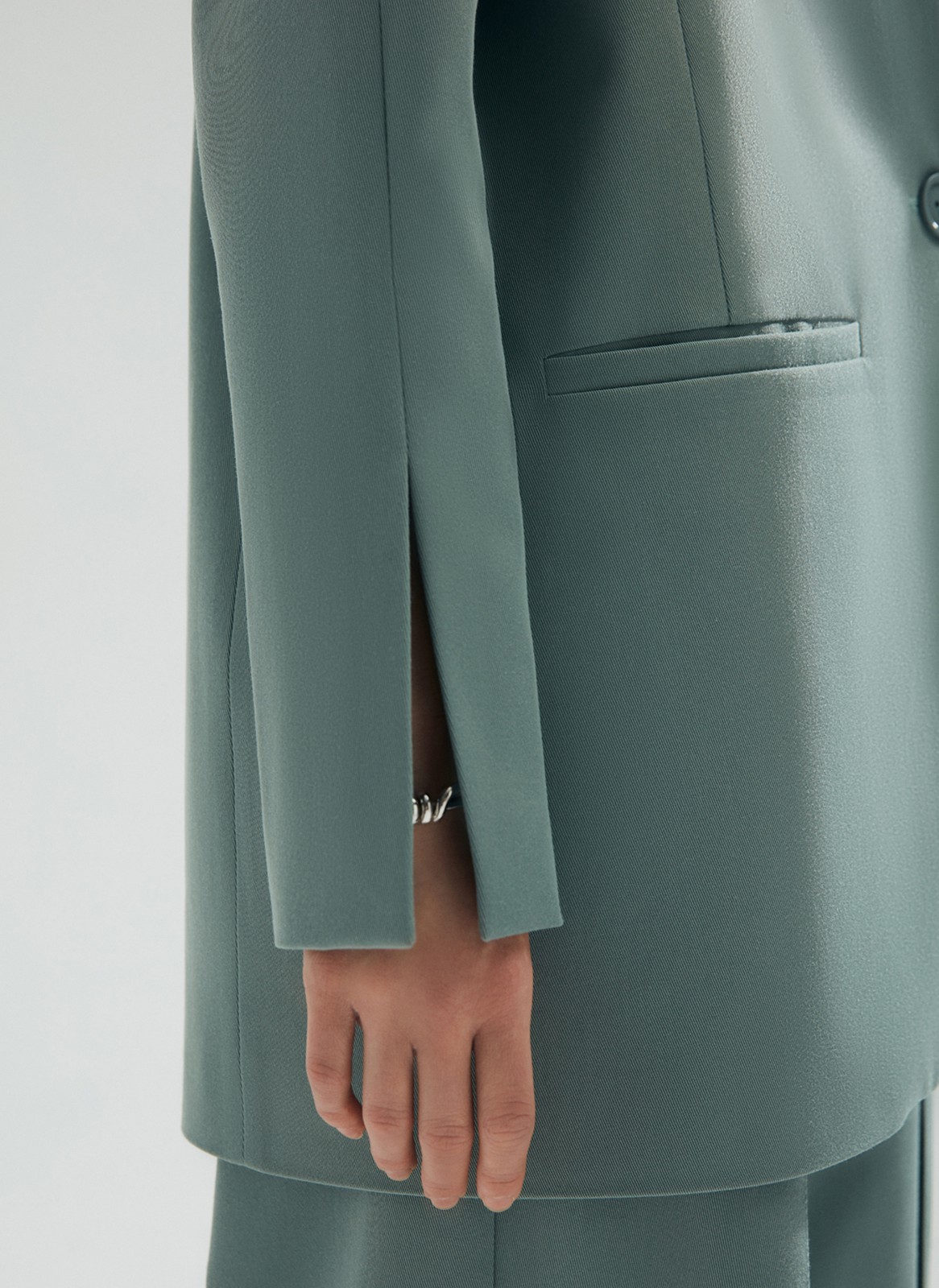 Однобортный жакет oversize, цвет: мятный Allweneed
Однобортный жакет без воротника и лацканов. Трендовая модель oversize. Застежка на одну пуговицу и два кармана. Мы решили избавиться от бокового шва и сделали жакет еще более свободным. Яркий элемент изделия шов на передней части рукава, который переходит в изящный разрез. Нам нравится, как жакет смотрится с топом-бандо и юбкой-гофре. Модель в двух оттенках: черном и мятном.
На модели размер XS/S