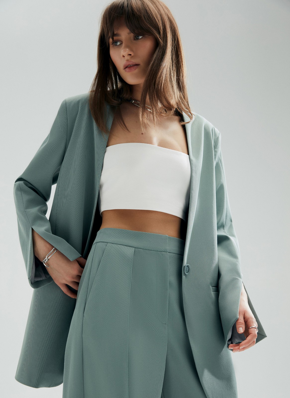 Однобортный жакет oversize, цвет: мятный Allweneed
Однобортный жакет без воротника и лацканов. Трендовая модель oversize. Застежка на одну пуговицу и два кармана. Мы решили избавиться от бокового шва и сделали жакет еще более свободным. Яркий элемент изделия шов на передней части рукава, который переходит в изящный разрез. Нам нравится, как жакет смотрится с топом-бандо и юбкой-гофре. Модель в двух оттенках: черном и мятном.
На модели размер XS/S