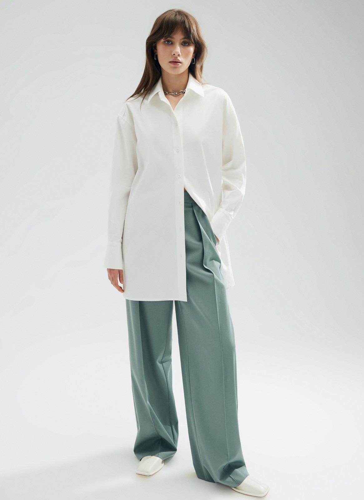 Рубашка удлинённая oversize, цвет: белый Allweneed
Рубашка oversize из плотного хлопка с добавлением лайкры. Ткань пластичная и долго сохраняет первоначальный вид. Застежка на пуговицы и кокетка на спине для идеальной посадки. Благодаря перепаду длины и разрезам в боковых швах можно носить навыпуск с легинсами и велосипедками. Удлиненную рубашку нам нравится надевать вместо легкого кардигана на сарафаны, топы и футболки. Сочетайте ее с изделиями из коллекции по настроению в любое время года.
На модели размер XS\S