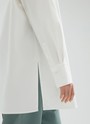 Рубашка удлинённая oversize, цвет: белый Allweneed
Рубашка oversize из плотного хлопка с добавлением лайкры. Ткань пластичная и долго сохраняет первоначальный вид. Застежка на пуговицы и кокетка на спине для идеальной посадки. Благодаря перепаду длины и разрезам в боковых швах можно носить навыпуск с легинсами и велосипедками. Удлиненную рубашку нам нравится надевать вместо легкого кардигана на сарафаны, топы и футболки. Сочетайте ее с изделиями из коллекции по настроению в любое время года.
На модели размер XS\S