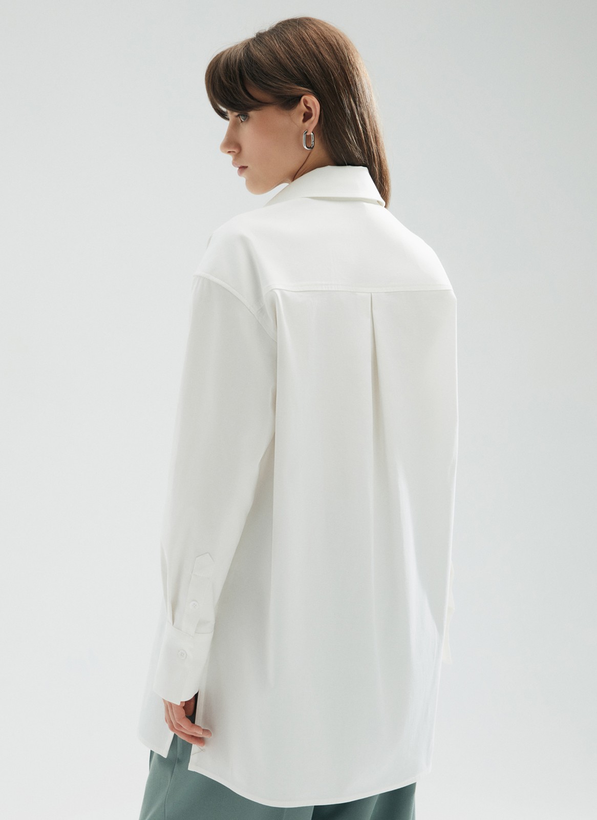 Рубашка удлинённая oversize, цвет: белый Allweneed
Рубашка oversize из плотного хлопка с добавлением лайкры. Ткань пластичная и долго сохраняет первоначальный вид. Застежка на пуговицы и кокетка на спине для идеальной посадки. Благодаря перепаду длины и разрезам в боковых швах можно носить навыпуск с легинсами и велосипедками. Удлиненную рубашку нам нравится надевать вместо легкого кардигана на сарафаны, топы и футболки. Сочетайте ее с изделиями из коллекции по настроению в любое время года.
На модели размер XS\S