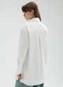 Рубашка удлинённая oversize, цвет: белый Allweneed
Рубашка oversize из плотного хлопка с добавлением лайкры. Ткань пластичная и долго сохраняет первоначальный вид. Застежка на пуговицы и кокетка на спине для идеальной посадки. Благодаря перепаду длины и разрезам в боковых швах можно носить навыпуск с легинсами и велосипедками. Удлиненную рубашку нам нравится надевать вместо легкого кардигана на сарафаны, топы и футболки. Сочетайте ее с изделиями из коллекции по настроению в любое время года.
На модели размер XS\S