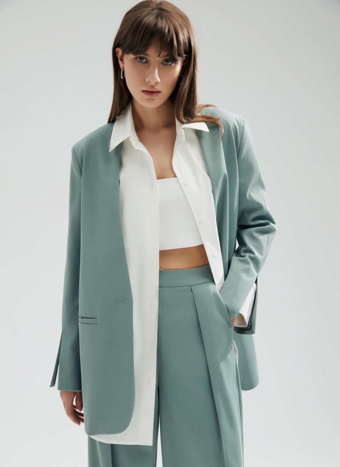 Рубашка удлинённая oversize, цвет: белый Allweneed
Рубашка oversize из плотного хлопка с добавлением лайкры. Ткань пластичная и долго сохраняет первоначальный вид. Застежка на пуговицы и кокетка на спине для идеальной посадки. Благодаря перепаду длины и разрезам в боковых швах можно носить навыпуск с легинсами и велосипедками. Удлиненную рубашку нам нравится надевать вместо легкого кардигана на сарафаны, топы и футболки. Сочетайте ее с изделиями из коллекции по настроению в любое время года.
На модели размер XS\S