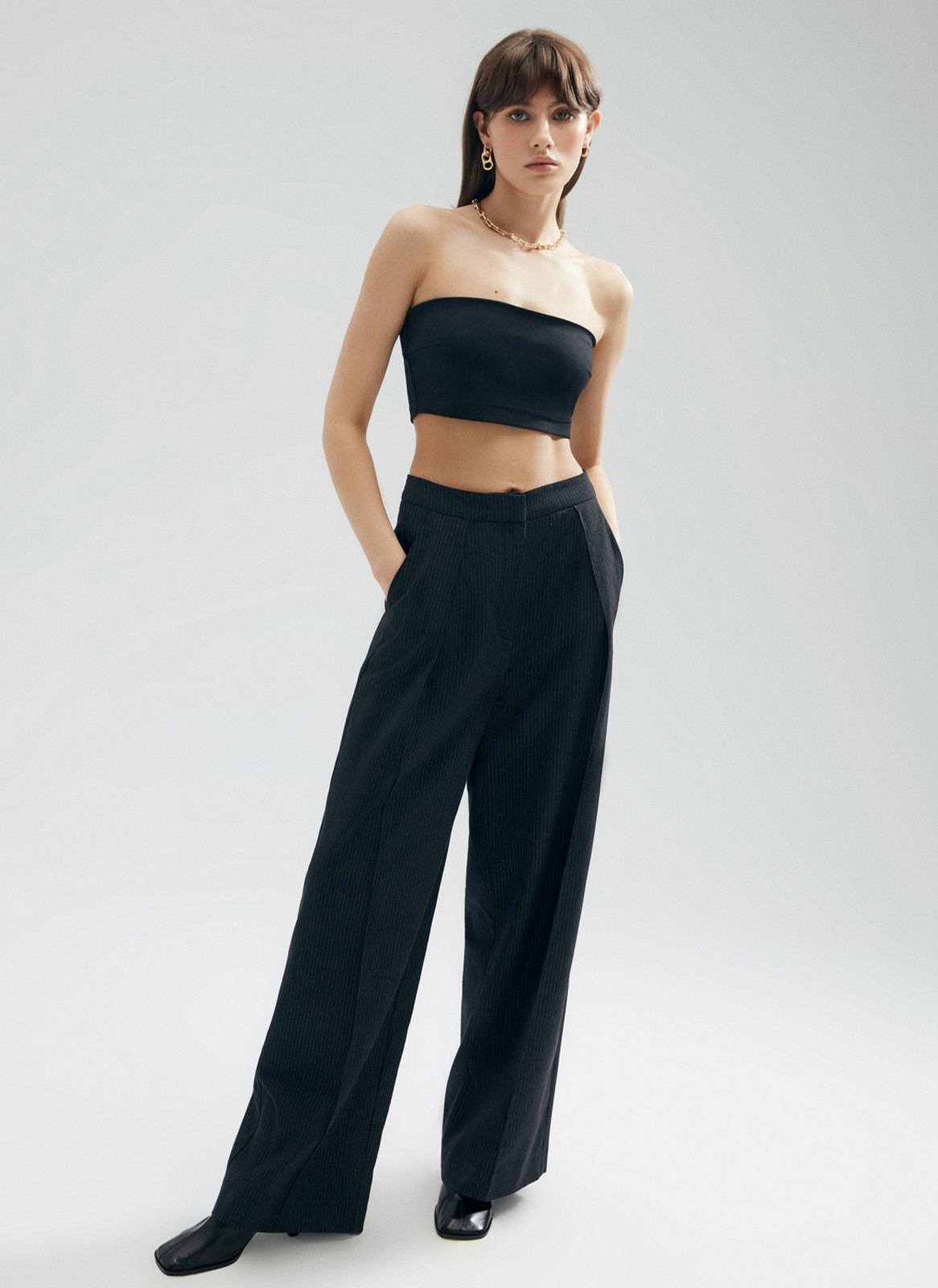 Широкие брюки полной длины, цвет: Черный в полоску Allweneed
Широкие брюки с посадкой ниже линии талии. Слегка удлиненная модель, которая вытягивает силуэт. Спереди брюки на складке и с отстроченными стрелками. Два удобных глубоких кармана по бокам, чтобы спрятать конфетку во время кофе-брейка. Носим с жакетами из новой коллекции и с любыми топами и блузами.
На модели размер XS