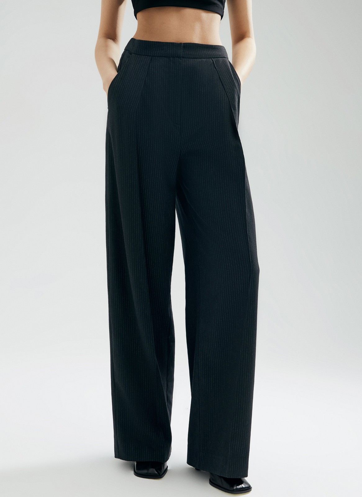 Широкие брюки полной длины, цвет: Черный в полоску Allweneed
Широкие брюки с посадкой ниже линии талии. Слегка удлиненная модель, которая вытягивает силуэт. Спереди брюки на складке и с отстроченными стрелками. Два удобных глубоких кармана по бокам, чтобы спрятать конфетку во время кофе-брейка. Носим с жакетами из новой коллекции и с любыми топами и блузами.
На модели размер XS