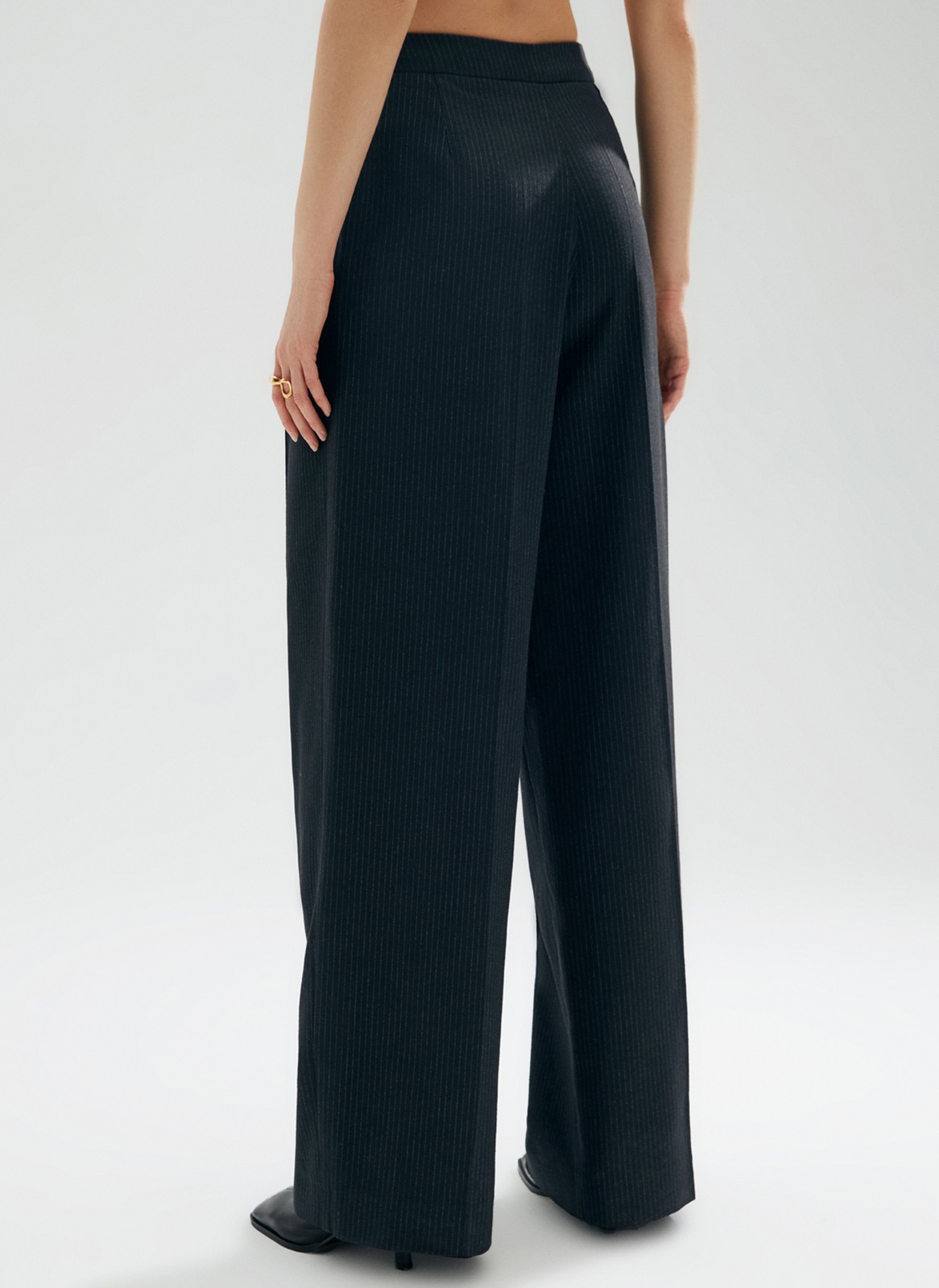 Широкие брюки полной длины, цвет: Черный в полоску Allweneed
Широкие брюки с посадкой ниже линии талии. Слегка удлиненная модель, которая вытягивает силуэт. Спереди брюки на складке и с отстроченными стрелками. Два удобных глубоких кармана по бокам, чтобы спрятать конфетку во время кофе-брейка. Носим с жакетами из новой коллекции и с любыми топами и блузами.
На модели размер XS