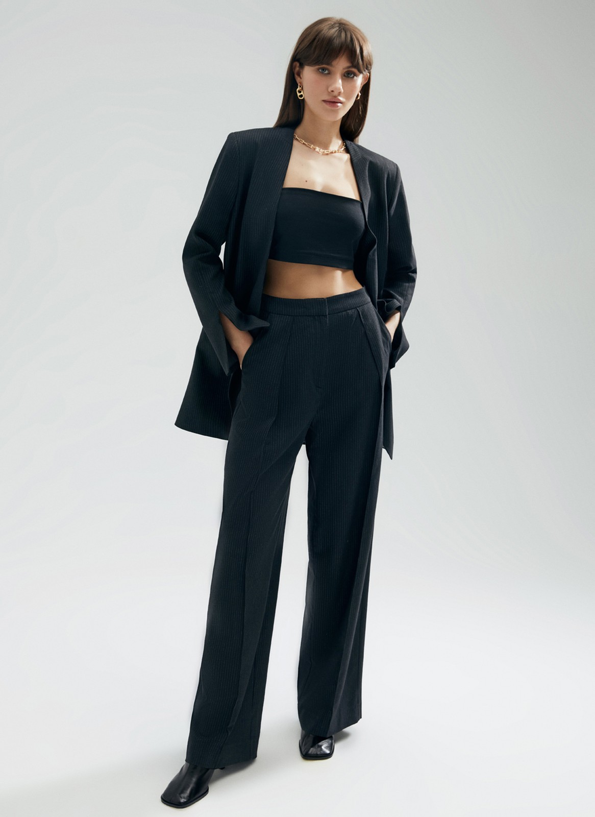 Широкие брюки полной длины, цвет: Черный в полоску Allweneed
Широкие брюки с посадкой ниже линии талии. Слегка удлиненная модель, которая вытягивает силуэт. Спереди брюки на складке и с отстроченными стрелками. Два удобных глубоких кармана по бокам, чтобы спрятать конфетку во время кофе-брейка. Носим с жакетами из новой коллекции и с любыми топами и блузами.
На модели размер XS