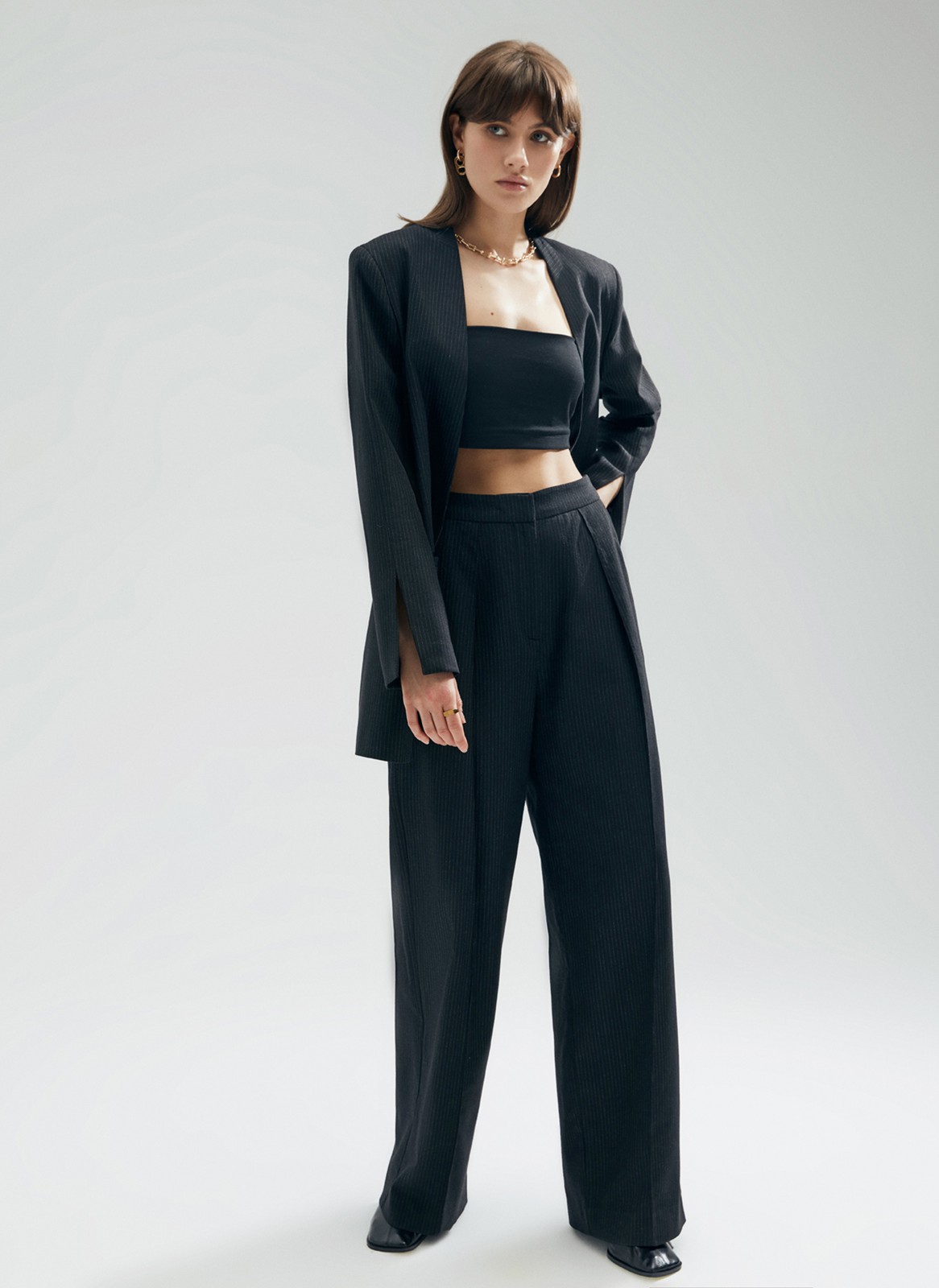 Однобортный жакет oversize, цвет: Черный в полоску Allweneed
Однобортный жакет без воротника и лацканов. Трендовая модель oversize. Застежка на одну пуговицу и два кармана. Мы решили избавиться от бокового шва и сделали жакет еще более свободным. Яркий элемент изделия шов на передней части рукава, который переходит в изящный разрез. Нам нравится, как жакет смотрится с топом-бандо и юбкой-гофре. Модель в двух оттенках: черном и мятном.
На модели размер XS/S