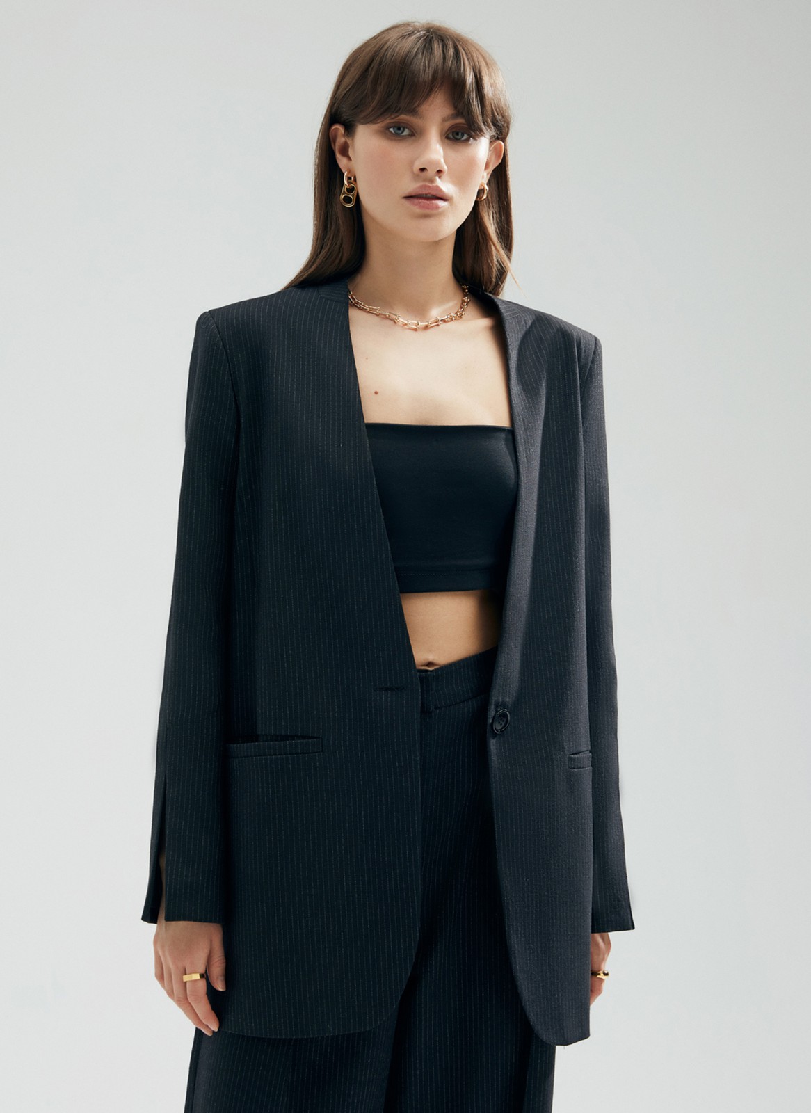 Однобортный жакет oversize, цвет: Черный в полоску Allweneed
Однобортный жакет без воротника и лацканов. Трендовая модель oversize. Застежка на одну пуговицу и два кармана. Мы решили избавиться от бокового шва и сделали жакет еще более свободным. Яркий элемент изделия шов на передней части рукава, который переходит в изящный разрез. Нам нравится, как жакет смотрится с топом-бандо и юбкой-гофре. Модель в двух оттенках: черном и мятном.
На модели размер XS/S