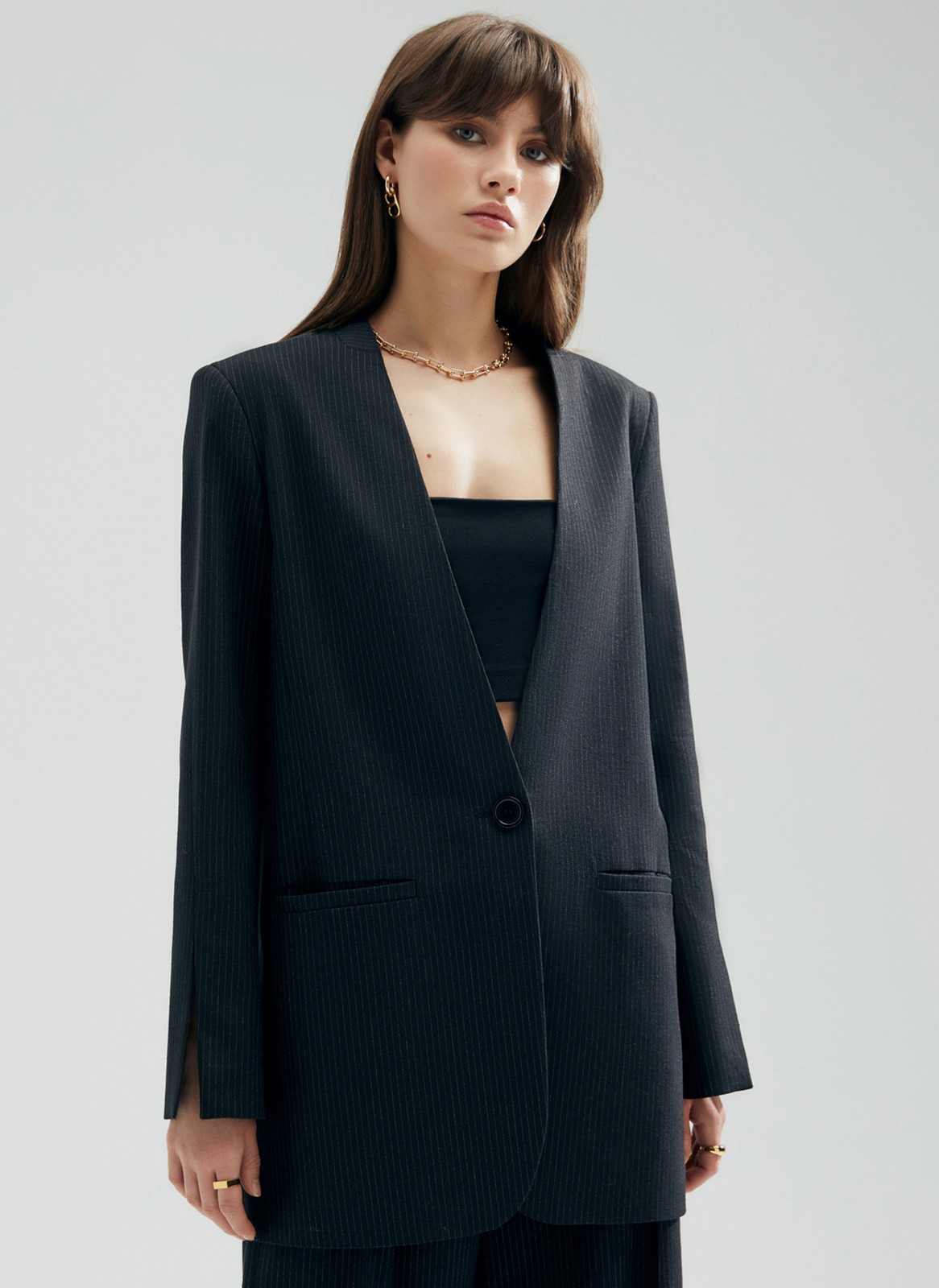 Однобортный жакет oversize, цвет: Черный в полоску Allweneed
Однобортный жакет без воротника и лацканов. Трендовая модель oversize. Застежка на одну пуговицу и два кармана. Мы решили избавиться от бокового шва и сделали жакет еще более свободным. Яркий элемент изделия шов на передней части рукава, который переходит в изящный разрез. Нам нравится, как жакет смотрится с топом-бандо и юбкой-гофре. Модель в двух оттенках: черном и мятном.
На модели размер XS/S