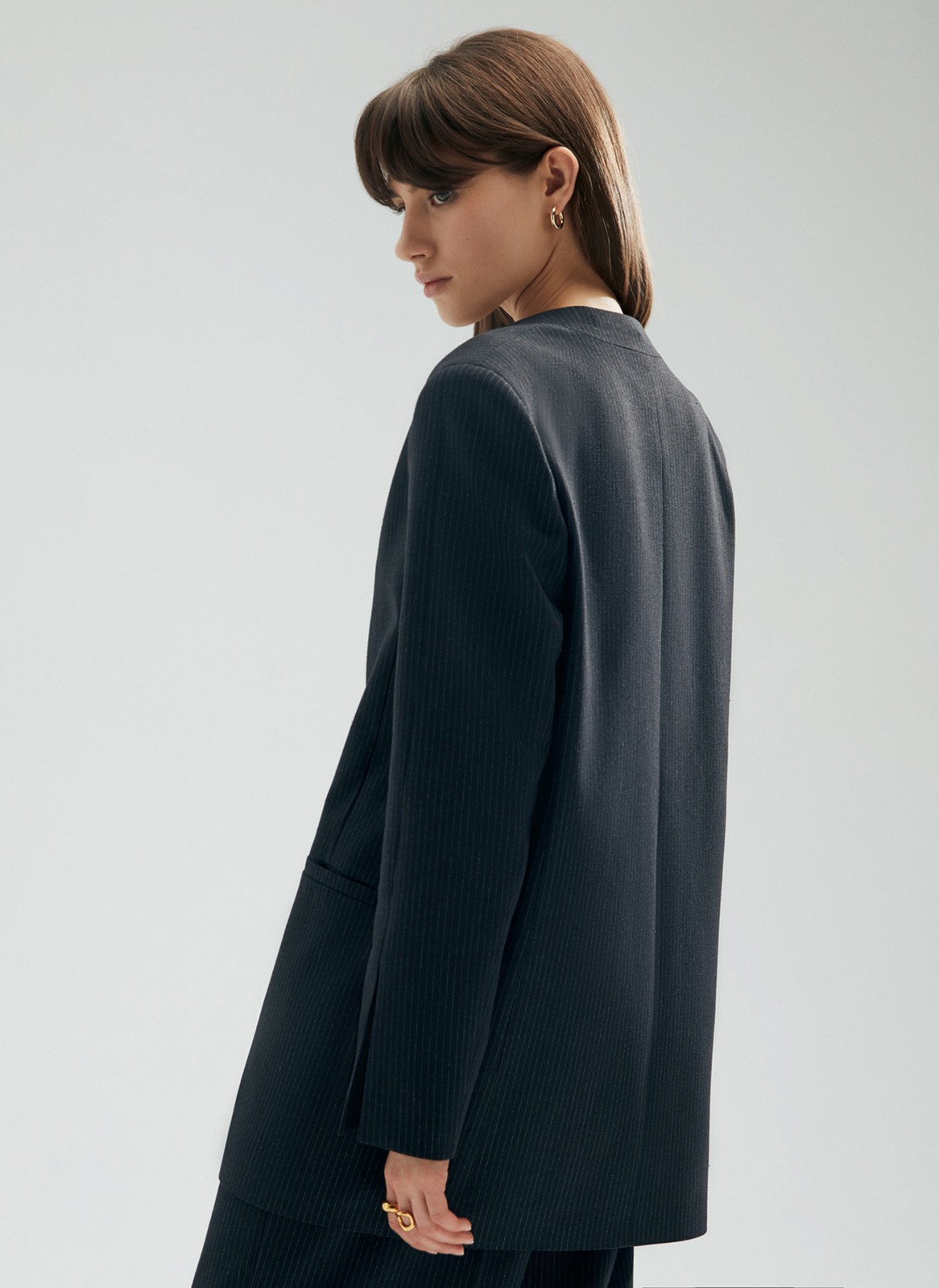 Однобортный жакет oversize, цвет: Черный в полоску Allweneed
Однобортный жакет без воротника и лацканов. Трендовая модель oversize. Застежка на одну пуговицу и два кармана. Мы решили избавиться от бокового шва и сделали жакет еще более свободным. Яркий элемент изделия шов на передней части рукава, который переходит в изящный разрез. Нам нравится, как жакет смотрится с топом-бандо и юбкой-гофре. Модель в двух оттенках: черном и мятном.
На модели размер XS/S