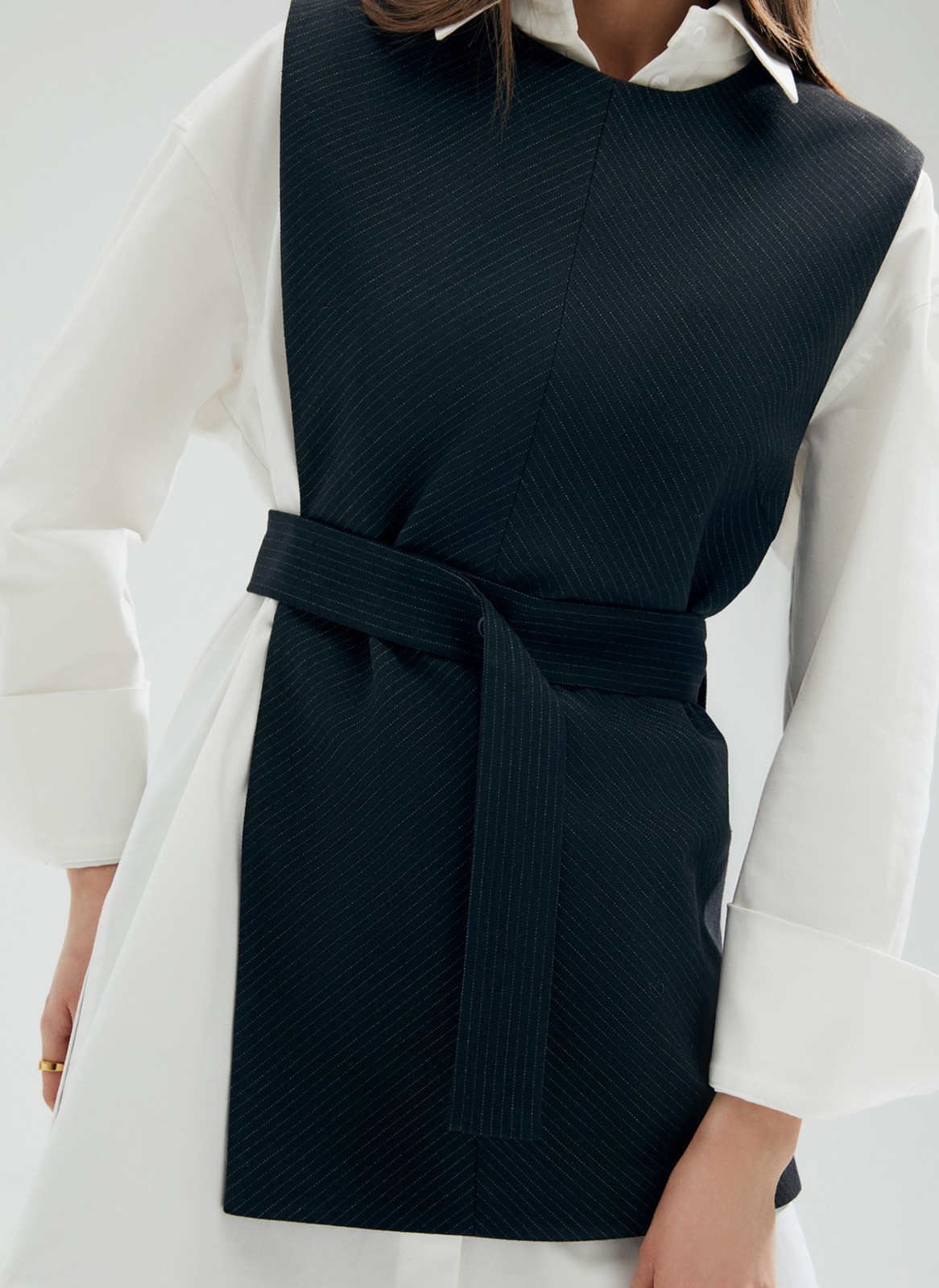 Манишка из костюмной ткани, цвет: Черный в полоску Allweneed
Манишка из костюмной ткани трендовая альтернатива жилетке. Мы впервые представили этот элемент гардероба в нашей коллекции. Модель с подкладочной тканью и съёмным поясом, благодаря которому можете поменять быстро образ. Потайная молния. Носите с костюмами на работу или с джинсами и майками в выходные. Два оттенка: классический черный в полоску и актуальный мятный.
На модели размер XS/S