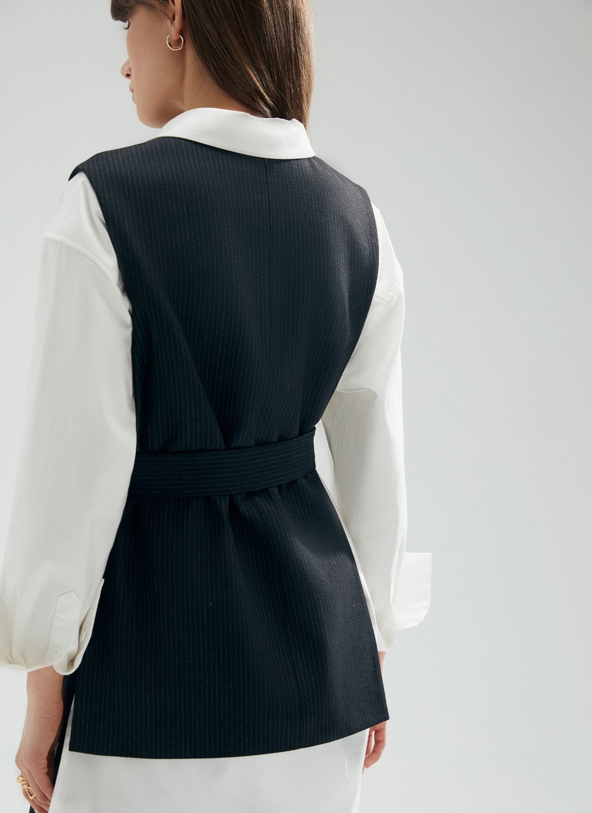 Манишка из костюмной ткани, цвет: Черный в полоску Allweneed
Манишка из костюмной ткани трендовая альтернатива жилетке. Мы впервые представили этот элемент гардероба в нашей коллекции. Модель с подкладочной тканью и съёмным поясом, благодаря которому можете поменять быстро образ. Потайная молния. Носите с костюмами на работу или с джинсами и майками в выходные. Два оттенка: классический черный в полоску и актуальный мятный.
На модели размер XS/S