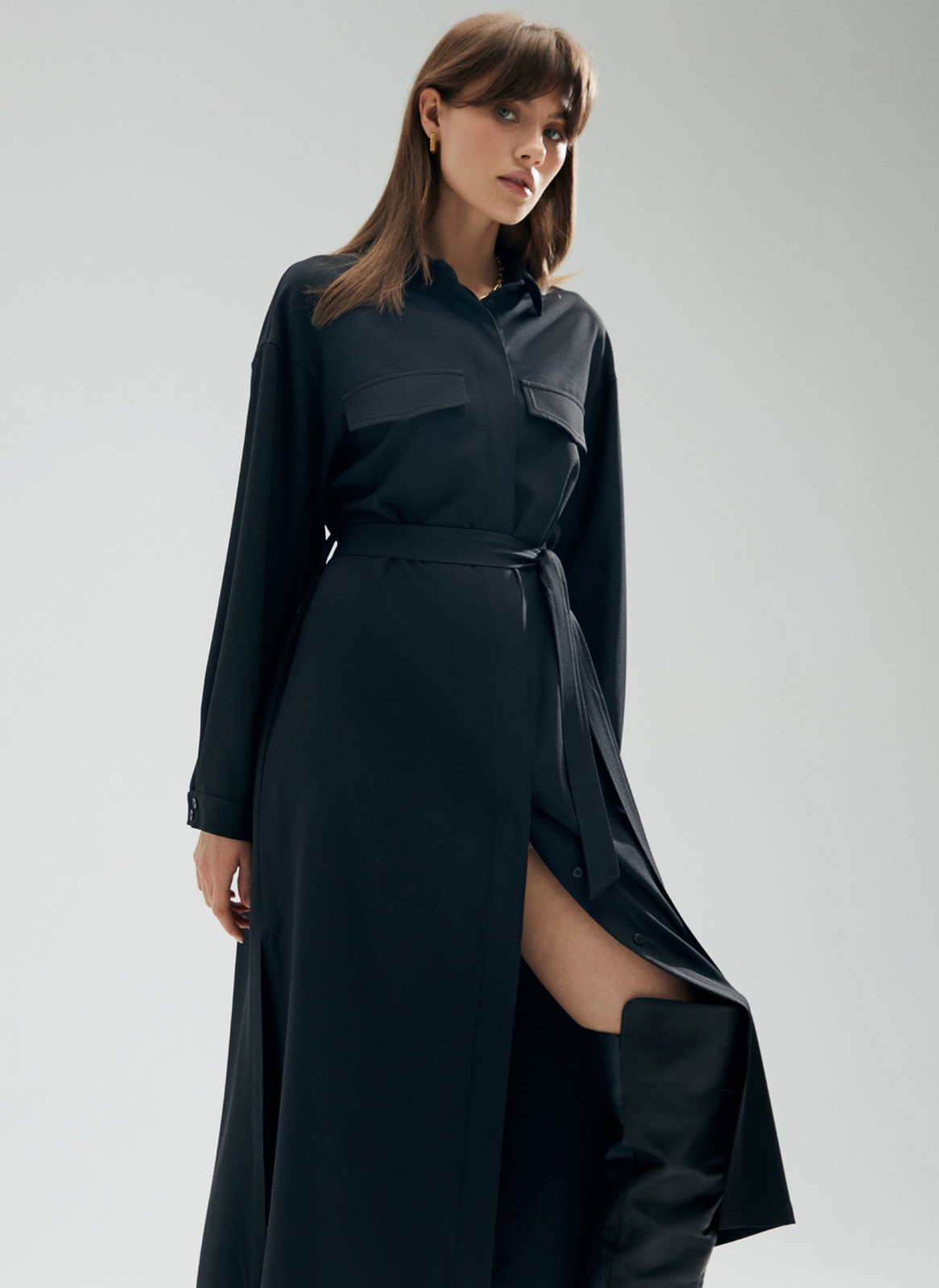 Платье-рубашка миди, цвет: Черный Allweneed
Платье-рубашка из крепа с текстурой. Скрытая застежка на пуговицы и съемный пояс. Можно носить как модель oversize или подчеркнуть талию поясом. Высокие разрезы в боковых швах, накладные карманы и манжеты. Благодаря длине миди подойдет девушкам с разным ростом. Сочетайте с балетками, кедами и для более строгих образов с туфлями на каблуке.
На модели размер XS