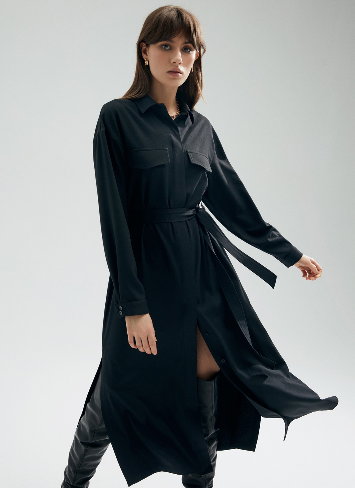 Платье-рубашка миди, цвет: Черный Allweneed
Платье-рубашка из крепа с текстурой. Скрытая застежка на пуговицы и съемный пояс. Можно носить как модель oversize или подчеркнуть талию поясом. Высокие разрезы в боковых швах, накладные карманы и манжеты. Благодаря длине миди подойдет девушкам с разным ростом. Сочетайте с балетками, кедами и для более строгих образов с туфлями на каблуке.
На модели размер XS