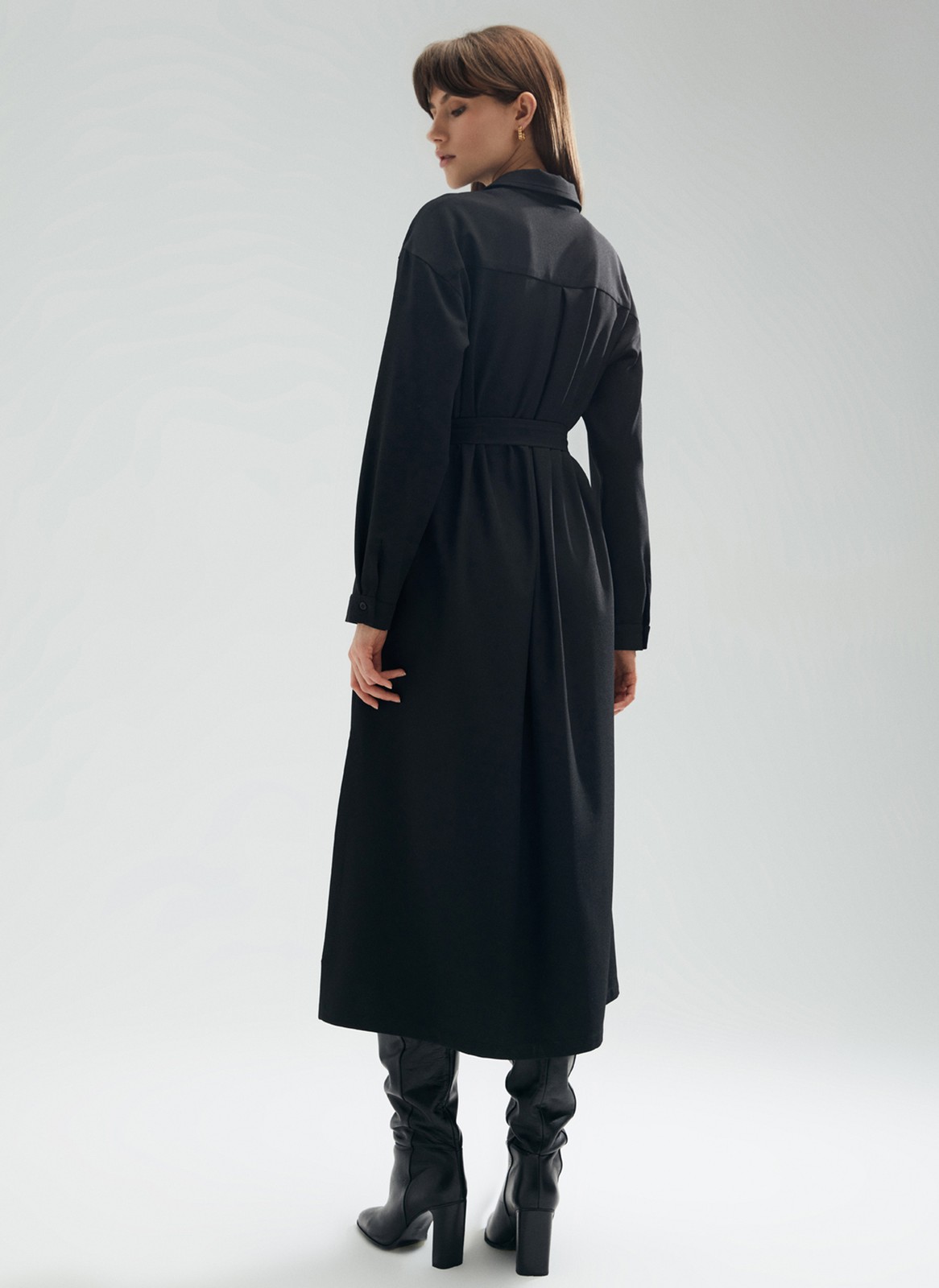 Платье-рубашка миди, цвет: Черный Allweneed
Платье-рубашка из крепа с текстурой. Скрытая застежка на пуговицы и съемный пояс. Можно носить как модель oversize или подчеркнуть талию поясом. Высокие разрезы в боковых швах, накладные карманы и манжеты. Благодаря длине миди подойдет девушкам с разным ростом. Сочетайте с балетками, кедами и для более строгих образов с туфлями на каблуке.
На модели размер XS