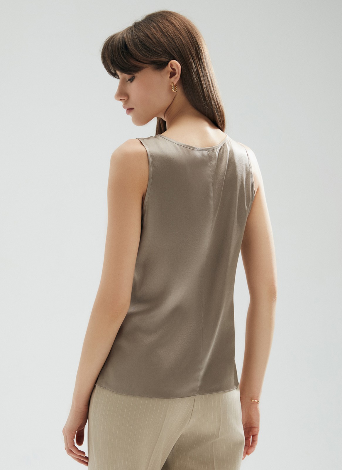 Топ с широкими бретелями , цвет: серо-бежевый Allweneed
Топ из ткани атласного переплетения, которая деликатно переливается на солнце. Широкие бретели для вашего комфорта. Мы добились прекрасной посадки по фигуре благодаря шву на спинке и нагрудным вытачкам. Можно носить комплектом с атласной юбкой из коллекции или сочетать с любимыми джинсами на каждый день. Обратите внимание, что состав модели различается в разных цветовых исполнениях. Да, нам тоже сложно определиться с одним оттенком.
На модели размер XS