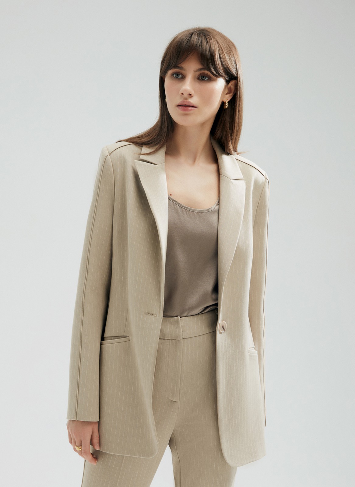 Однобортный приталенный жакет, цвет: КОФЕЙНЫЙ В ПОЛОСКУ Allweneed
В этом сезоне мы решили разнообразить модели oversize и добавили в коллекцию однобортный приталеный жакет. Универсальная длина до середины бедра, застёжка на 2 пуговицы, 2 кармана с листочкой. Декоративный шов с кантиком на рукаве и плече. Эта модель отлично подчеркивает талию. Мы рекомендуем носить с актуальной в новом сезоне мини-юбкой и брюками-клёш полной длины. Три цвета на ваш выбор: молочный, черный и кофейный в полоску.
На модели размер XS